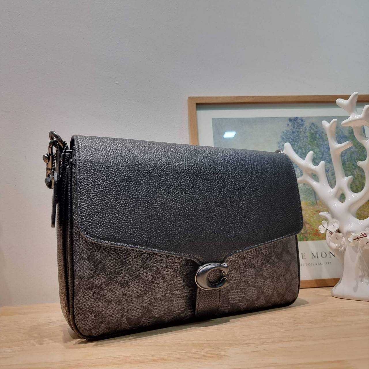 COACH Soft Tabby Messenger In Signature Canvas C8430 CH769 ไอเท็มที่หนุ่มๆต้องไม่พลาด กระเป๋าทรงแมสเซนเจอร์ใบใหญ่กำลังพอดี พร้อมด้วยสายสะพาย 2 เส้น