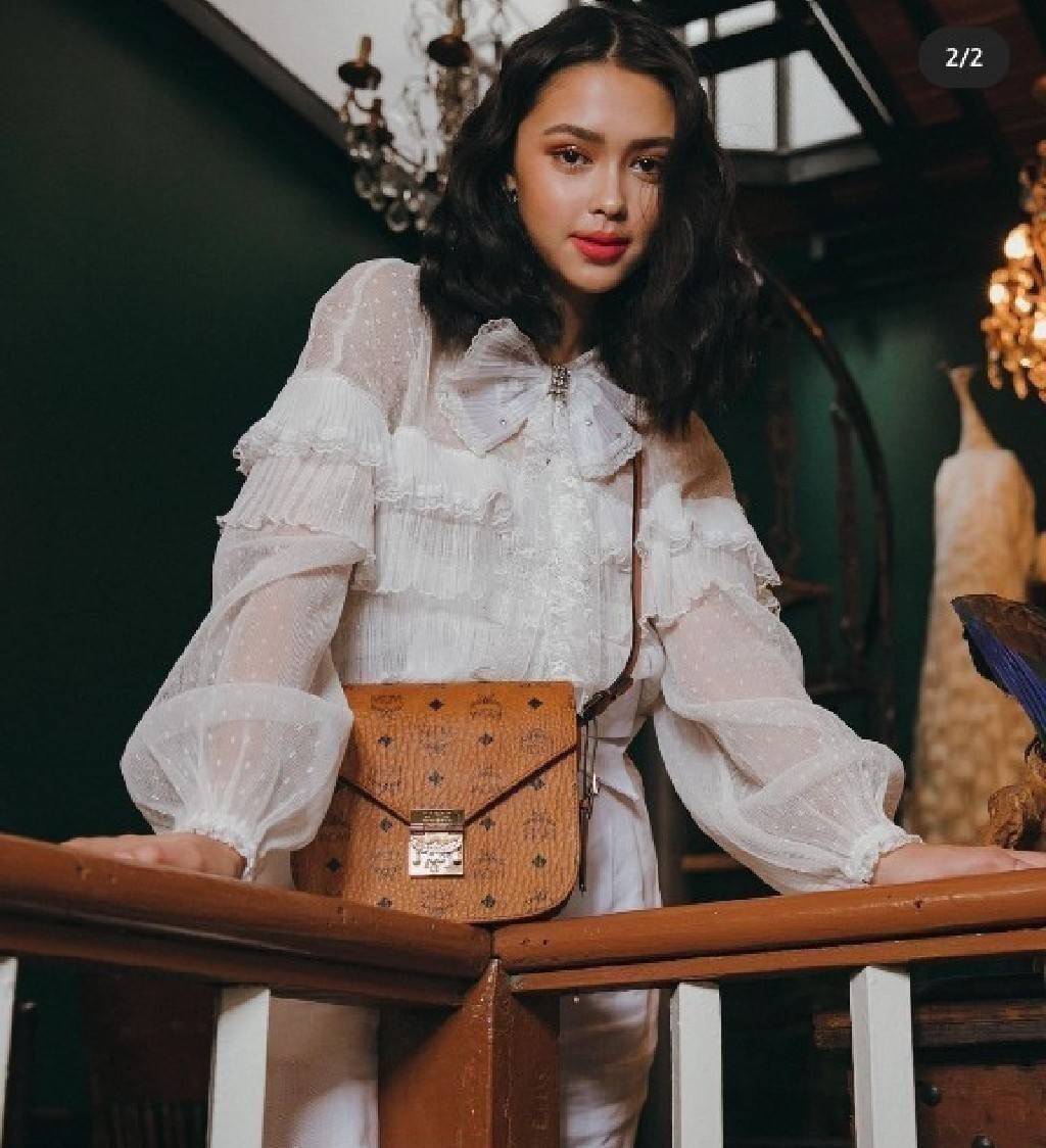 M.C.M PATRICIA SHOULDER BAG IN VISETOS กระเป๋าสะพายไหล่/ข้าง ดีไซน์ได้อย่างมีสไตล์ ดูมีสเน่ห์ด้วยทรงกระเป๋าที่โค้งบริเวณฐาน ให้ความรู้สึกนุ่มนวลมากขึ้น ใบนี้แมทช์ได้กับทุกลุค เท่ๆ casual หรูหรา หวานๆ ก็ทำให้โดดเด่นได้ด้วยไอเท็มนี้ วัสดุหนังแคนวาสคุณภาพดี 