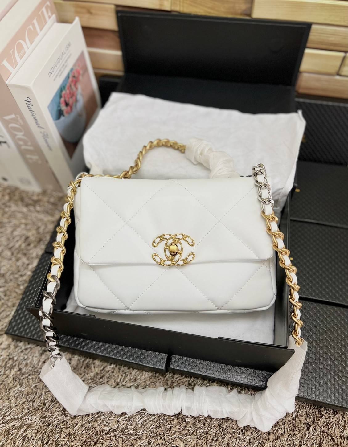 CHANEL 19 FLAP BAG / CHANEL LEATHER SHOULD BAG จำนวนจำกัด_หนึ่งในรุ่นที่สาวๆต้องมีค่า 🌟พร้อมส่ง ที่สุดของความคลาสสิค ห้ามพลาด ก่อนหมดค่ะ! กับกระเป๋าที่สามารถหิ้วได้