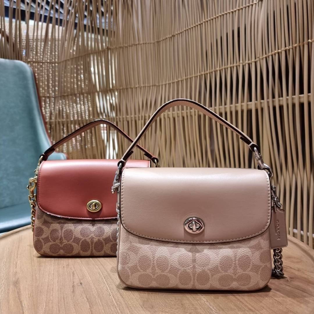 COACH 89089 CASSIE CROSSBODY 19 IN SIGNATURE CANVAS คัมแบ็คแล้วจ้า!! เรียบหรู ดูดี ต้องไอเท็มนี้เลย!! กระเป๋าสะพายข้าง สุดพิเศษ!! มีสายมาให้ถึง 3 แบบ!! สลับใช้แมทช์ตามสไตล์ได้เลย วัสดุหนังแคนวาสสลับหนังแท้ บอกเลยว่าสวยทุกสีนะคอลนี้ เปิด-ปิดด้วยตัวบิดล็อค 