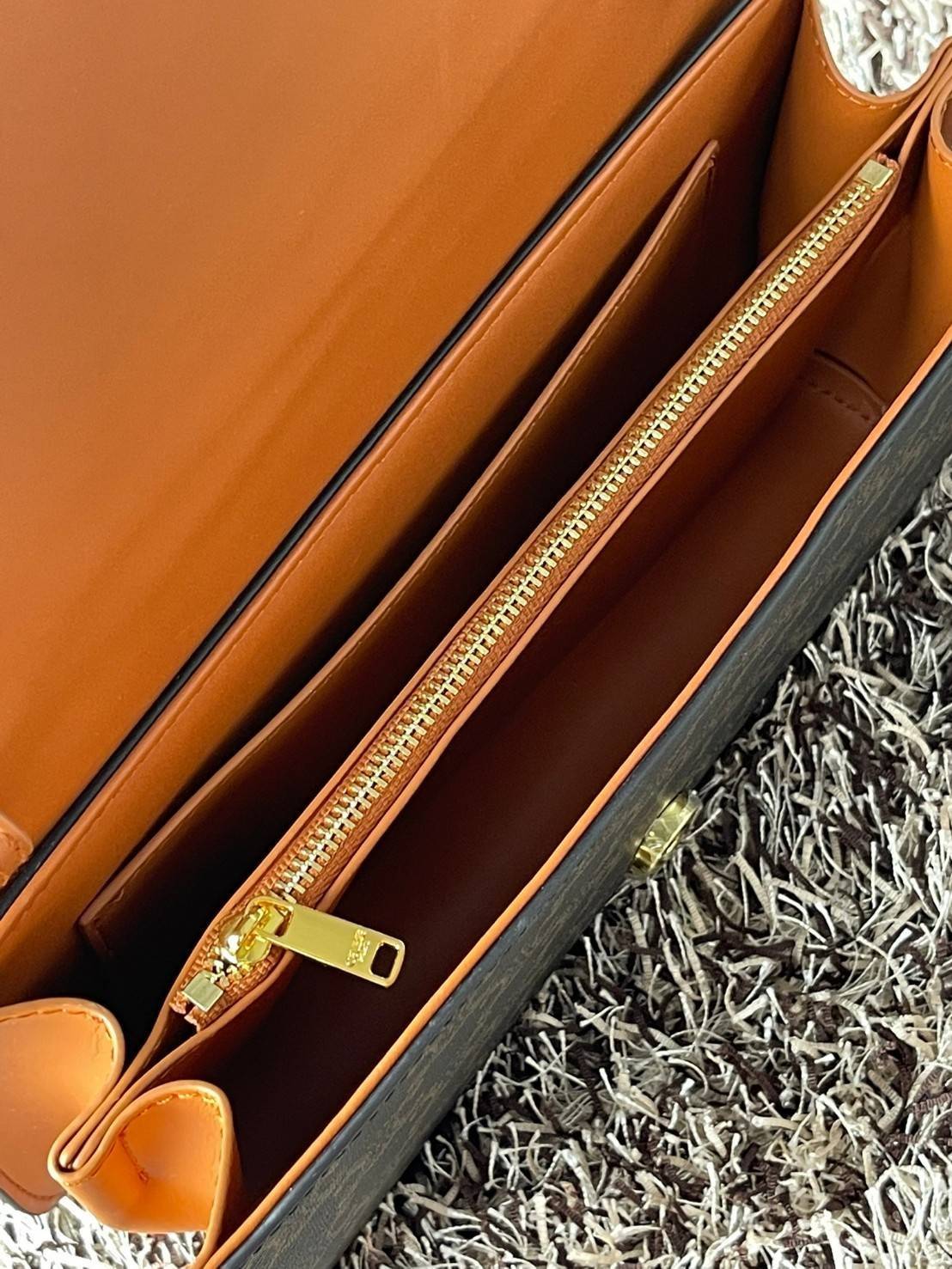 CELINE TRAPEZE TRIOMPHE BAG ดีไซน์เรียบหรู Timeless โดดเด่นมีเอกลักษณ์ ใช้ได้หลายโอกาส แมทช์กับการแต่งตัวง่าย จึงครองใจสาว ๆ ได้ไม่ยาก โดยเป็นกระเป๋าสะพายไหล่ที่อัดแน่นด้วยกลิ่นอายความคลาสสิกและหรูหราตามแบบฉบับของ Celine ด้านหน้าตกแต่งด้วยโลโก้สีทองโดดเด่