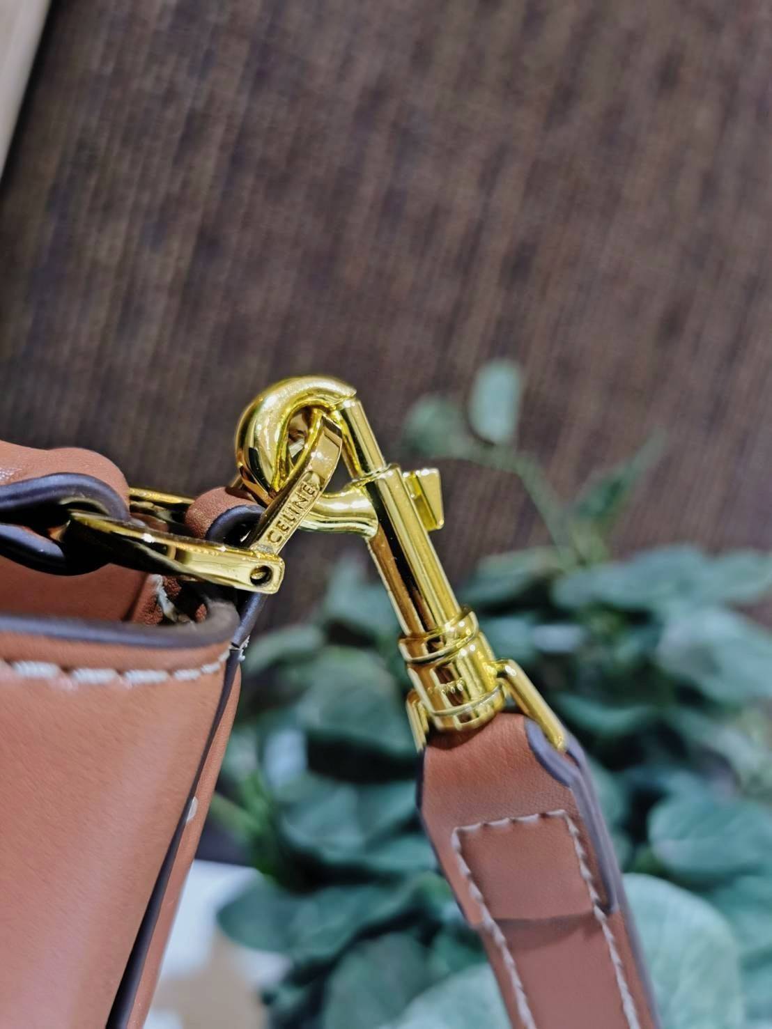 VIP 】NEW! ซื้อ1ได้ถึง2! CELINE TRIOMPHE BUCKET BAG VIP GIFT WITH PURCHASE (GWP) พรีเมี่ยมกิ๊ฟ Limited Edition จาก CELINE PERFUME DUTYFREE COUNTER วัสดุ TRIOMPHE CANVAS & CALFLEATHER ดีไซน์ทรง Bucket ใบใหญ่กำลังดี มาพร้อม Clutch ใบเล็กเข้าชุด หนังนิ่มสวยเน