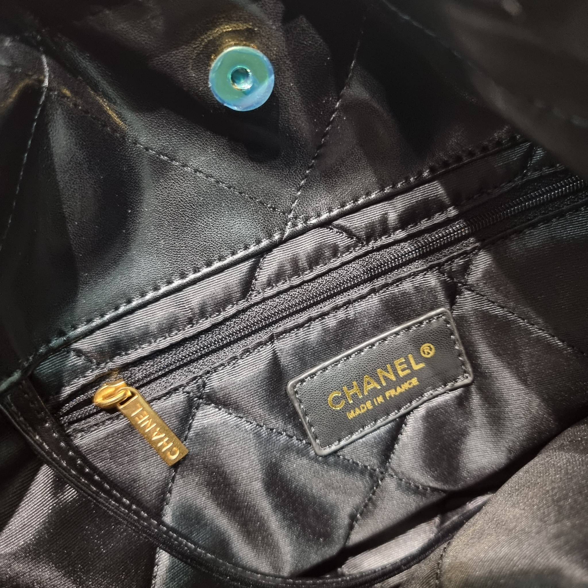 Chanel ss22 Logo CC shopping tote / Chanel 22 handbag มาแรงที่สุดในตอนนี้ก็คือรุ่นนี้เลย ใช้งานง่ายรุ่นนี้สามารถใช้ได้ทั้งผู้หญิงและผู้ชายน้า เกินต้านที่สุดกับไอเท็มนี้ ที่สาวๆหรือใครๆก็ต้องมีแล้ว!! แค่เห็นก็หลงรัก กระเป๋าทรงสวย