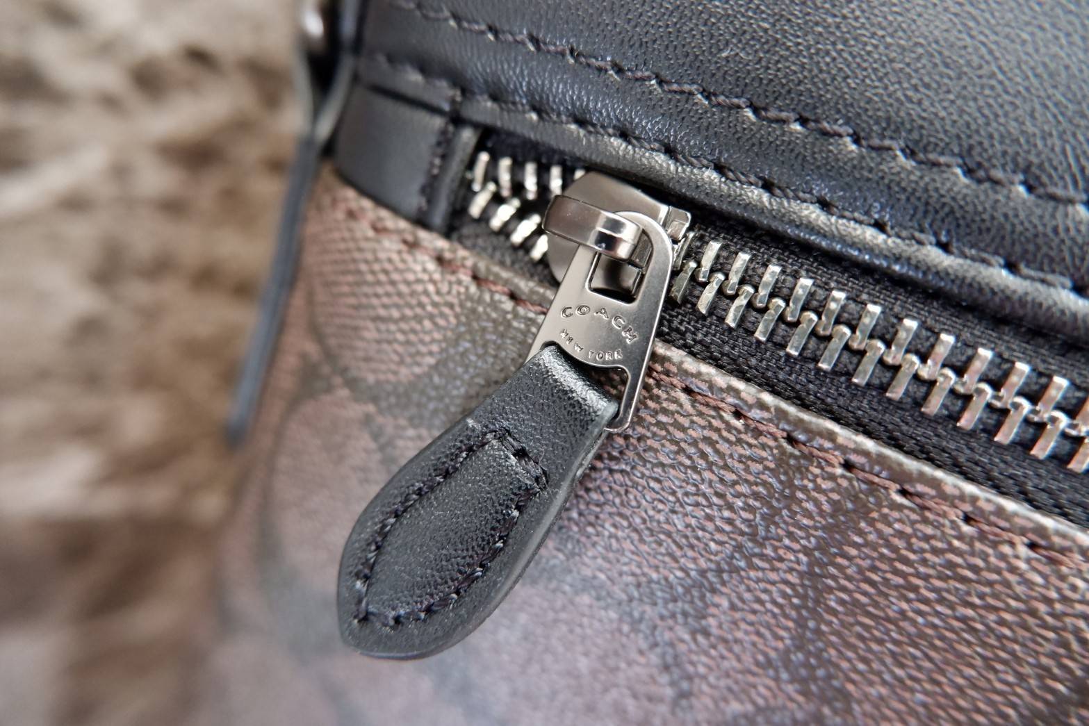 COACH Men Houston Signature Messenger Bag กระเป๋าสะพายข้าง crossbody หนังลาย signature brand เปิดปิดด้วยซิป ภายในโล่งใส่ wallet ยาว, mini iPad และของใช้ได้ มีช่องเล็ก และช่องซิป สายสะพายปรับได้ค่ะ