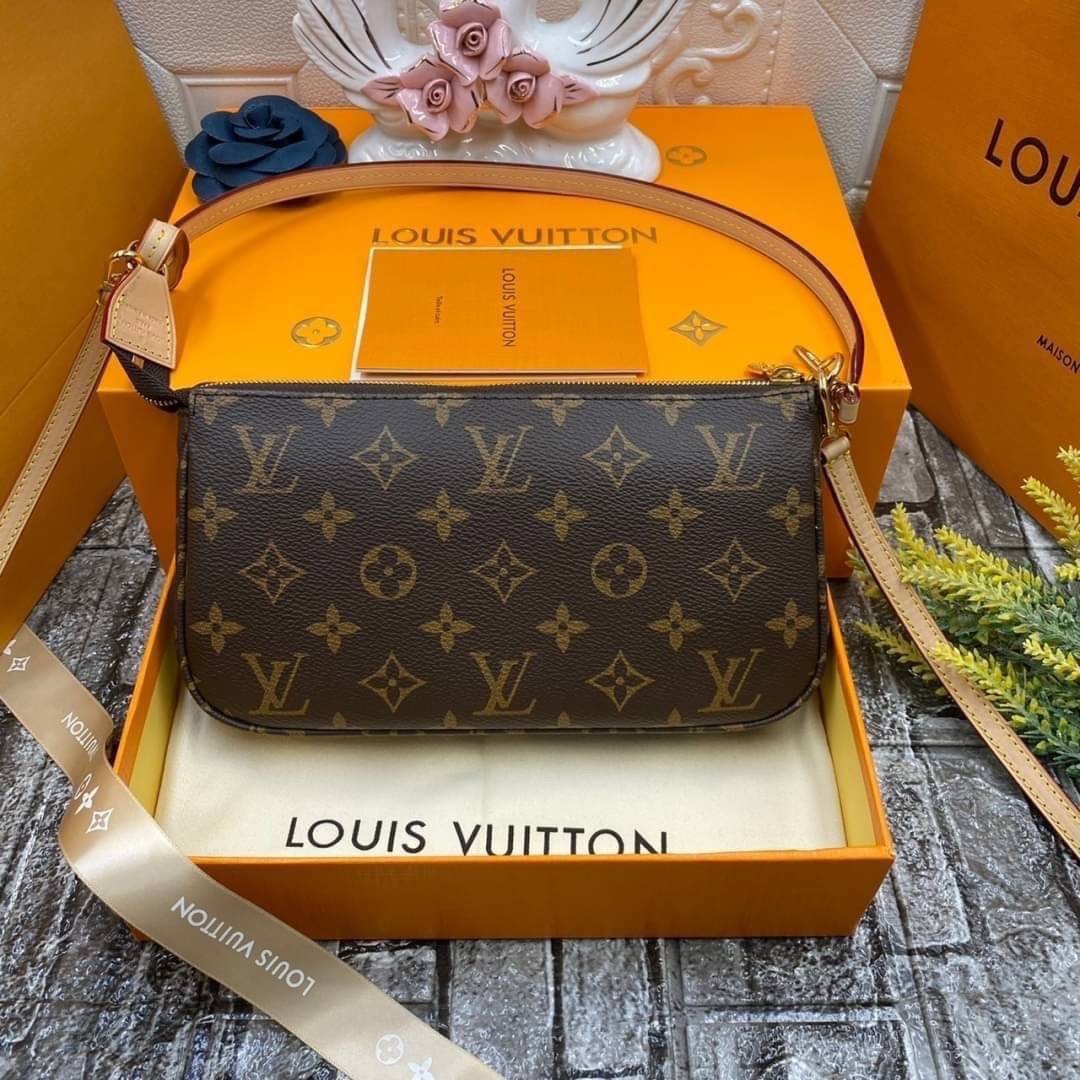 หนังแท้ LOUIS VUITTON POCHETTE น้องน่ารักน่าใช้มากๆ กระเป๋าหิ้ว//คล้องไหล่//สะพายข้าง//หรือถือแบบคลัท ชิลๆได้เลยค่า หนังแกะแท้นิ่มสวย เปิดปิดกระเป๋าแบบซิป ภายในสามารถใส่กระเป๋าเงินใบกลางได้; มือถือได้;พาสปอร์ตได้;ของจำเป็นจุกจิกสาวๆได้เยอะเลยนะคะ;พร้อมช่อ