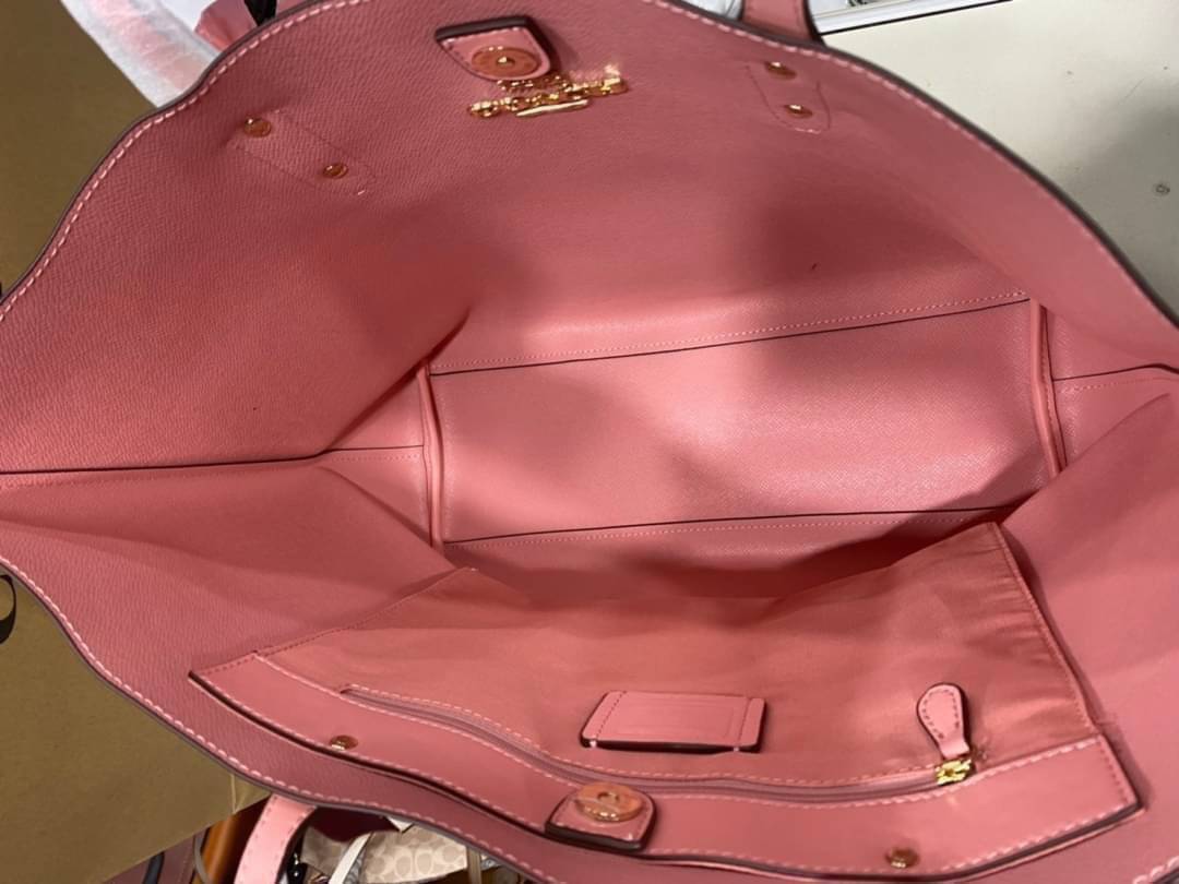 รุ่นยอดนิยม COACH TOWNTOTE IN SIGNATURE CANVAS F76636 กลับใช้ได้ทั้งสองด้าน ใบขนาดใหญ่จุใจ ใส่ของได้เยอะมากกก เป็นรุ่นที่สวยตลอดกาล ควรมีติดตู้ไว้เลยค่าา