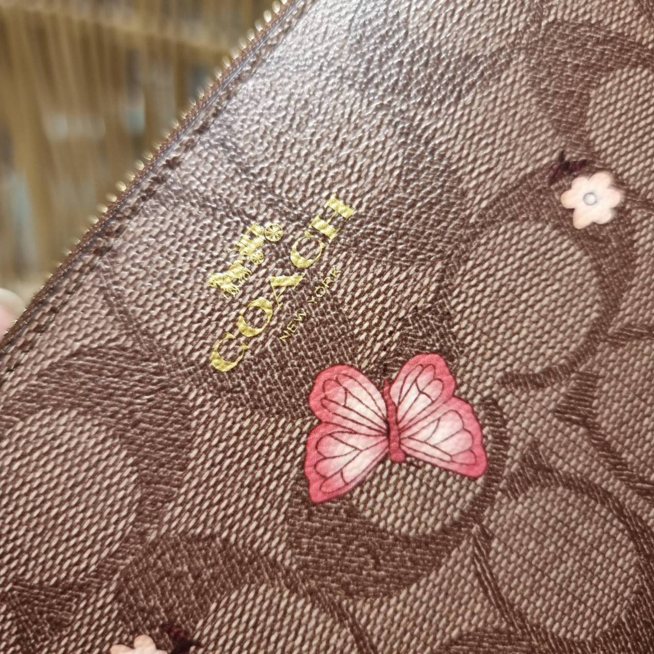 COACH 2972 CORNER ZIP WRISTLET IN SIGNATURE CANVAS WITH BUTTERFLY PRINT มาแล้วจ้า ไอเท็มสุดปัง!! ฮิตไม่เลิก!! พร้อมลวดลายสุดคิ้วท์ น่ารักน่าใช้ขึ้นไปอีก กระเป๋าคล้องมือ ขนาดเหมาะพกพา วัสดุหนังแคนวาส ภายในเป็นช่องโล่ง ใส่ธนบัตร หรือใส่บัตร ใส่เหรียญ ได้หมด