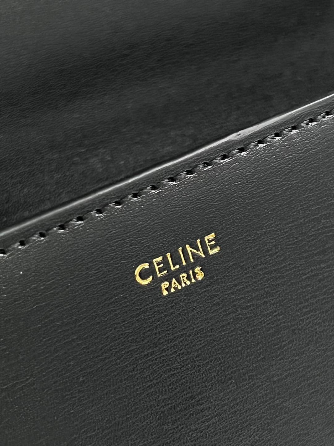 CELINE Classique Triomphe Bag in shiny / CELINE TRIOMPHE WITH CHAIN กระเป๋าสะพายทรงกล่องคล้าย Classic Box แต่มีรุ่นใหม่ออกแบบโลโก้สะดุดตาวินเทจ ด้วยดีไซน์ที่ดูโฉบเฉี่ยว