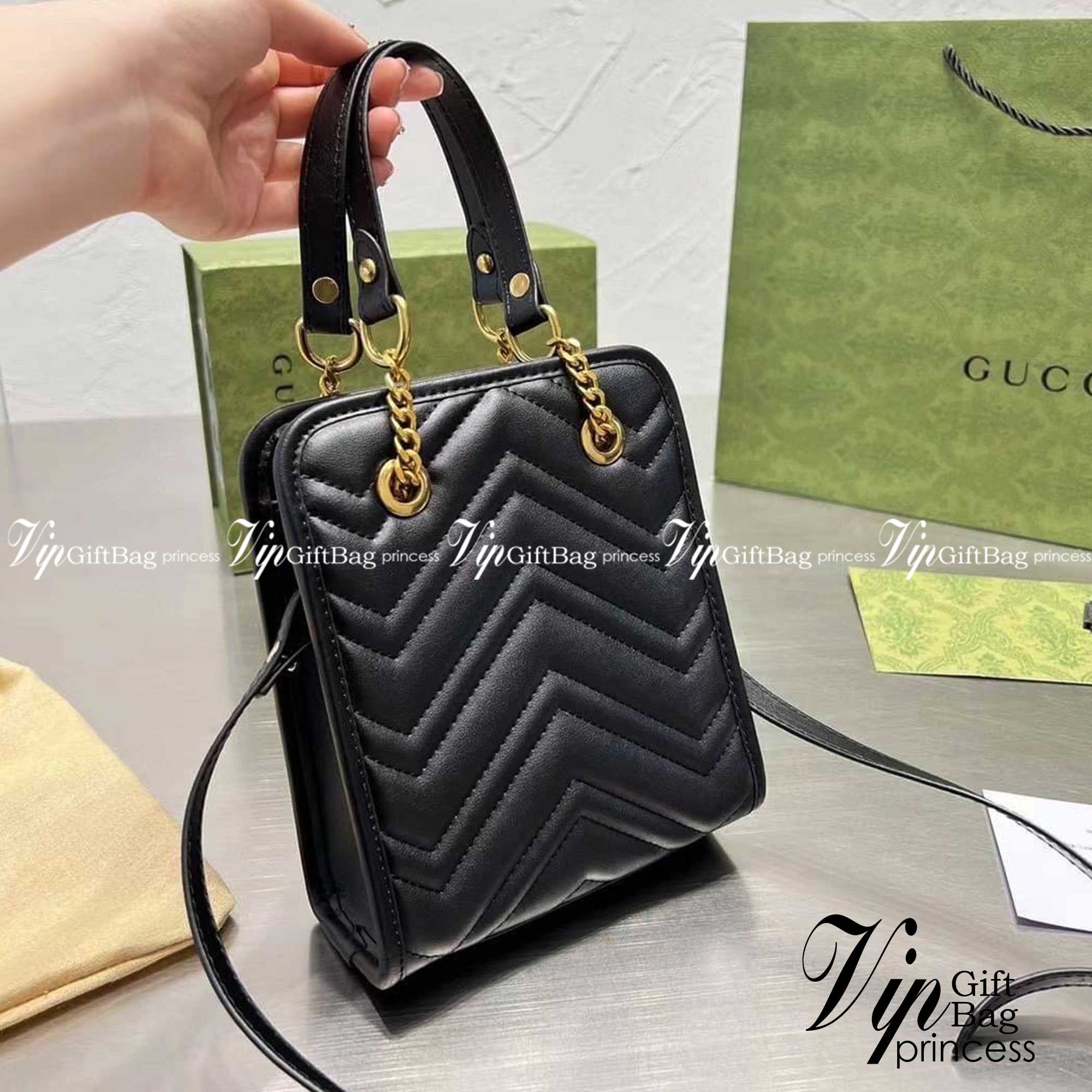 Gucci GG Marmont Matelasse Mini Bag / Gucci mini tote with chain bag กระเป๋าทรงโท้ทมินิ พร้อมสายสะพายโซ่ รองบ่าเป็นหนัง ถือได้ สะพายได้พร้อมสายยาวหนัง ภายในโล่งกว้าง จุของได้เยอะ ภาพถ่ายจากงานขายจริง ใช้งานต่างประเทศได้