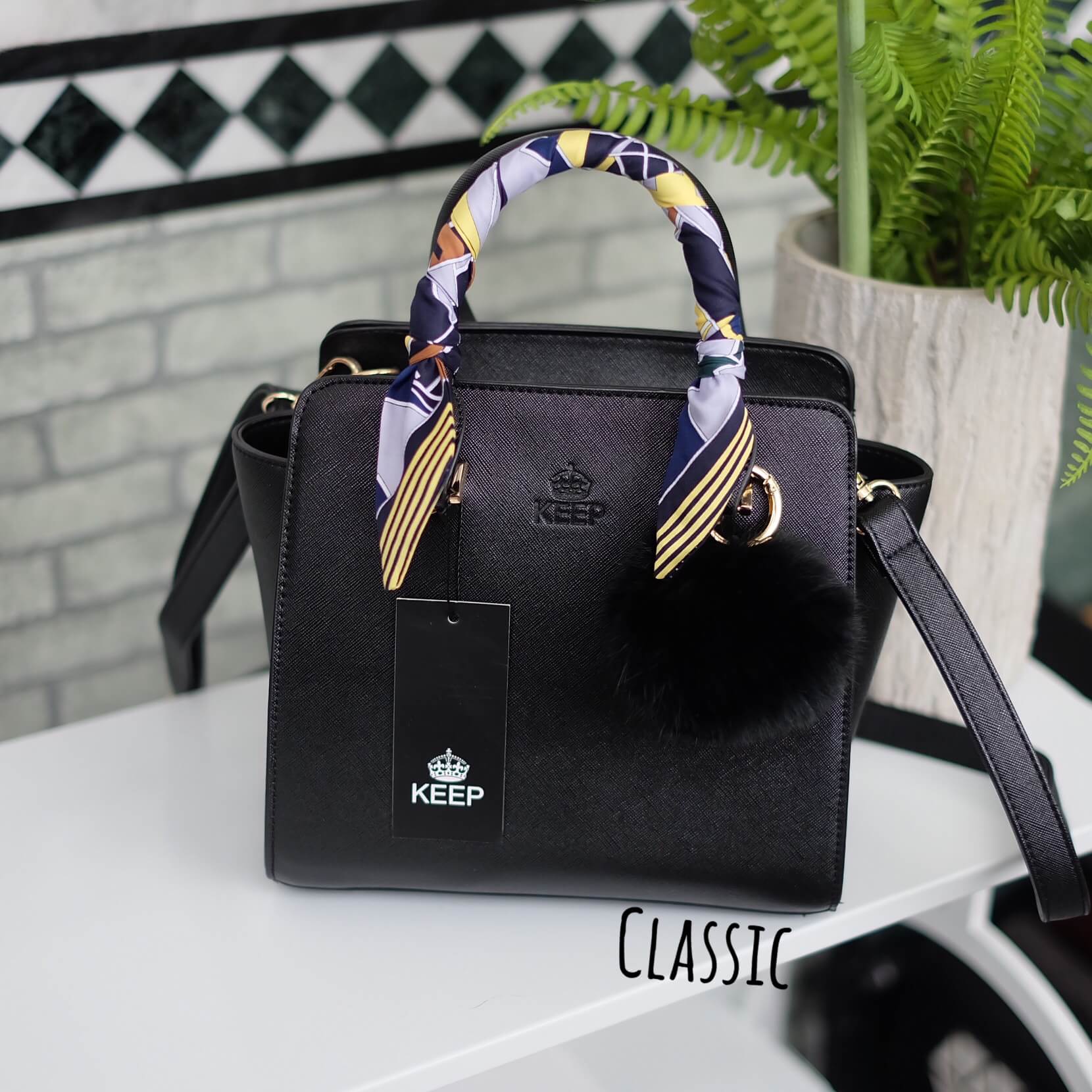 รุ่นใหม่ล่าสุด หนัง saffiano สวยมากๆค่า รุ่น KEEP saffiano leather office bag สวย น่ารัก ขนาดตอบทุกโจทย์การใช้งาน เห็นแล้ว #หลงรักเลยคะ 🌲ตัวกระเป๋าขนาดกำลังดีหนังsaffiano ลายสวยที่สำคัญ ดูแลรักษาง่าย ประดับด้วยผ้าพันหูกระเป๋า silk คุณภาพดีที่สุด ทำ