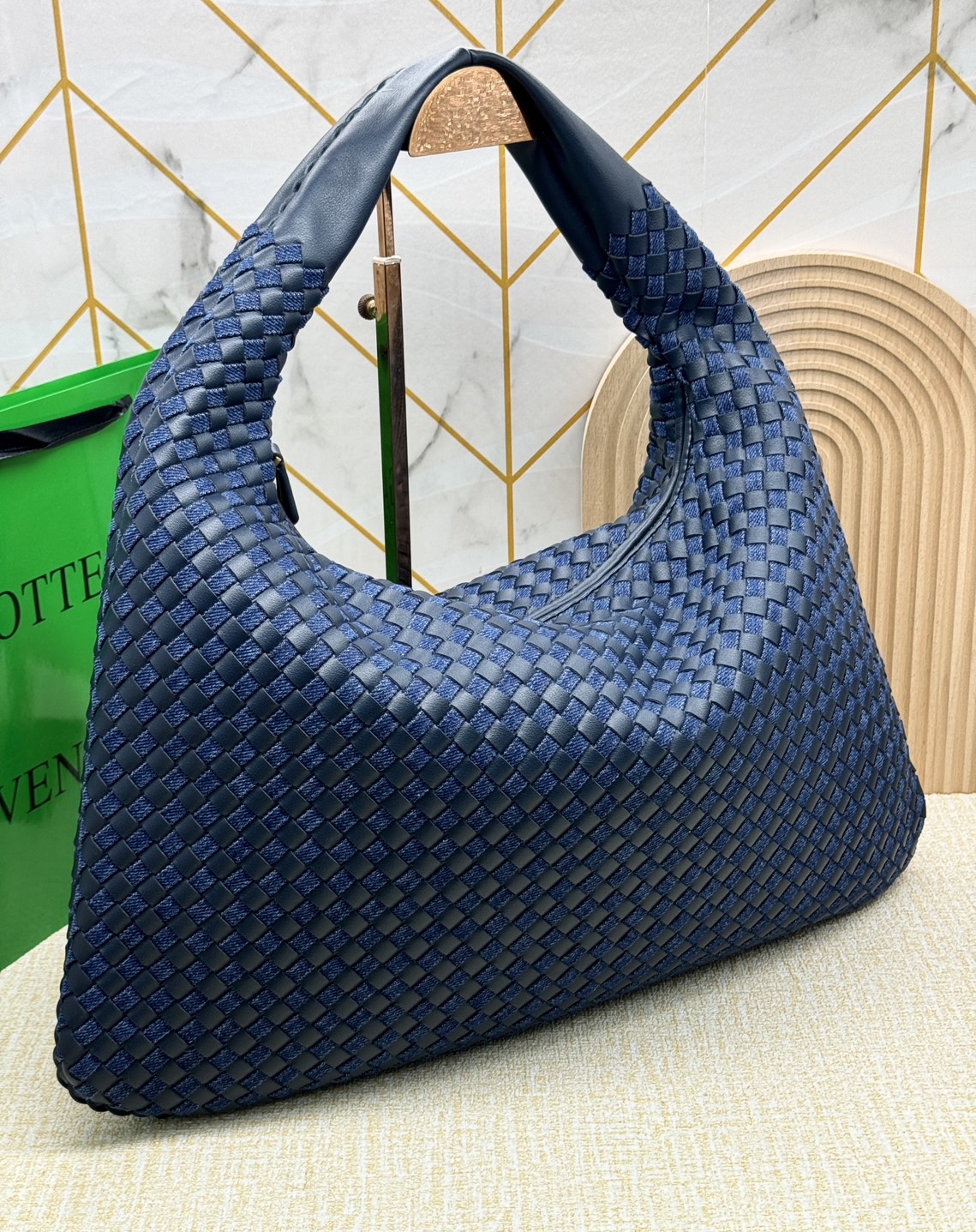 BOTTEGA Hop Large denim and leather tote bag in blue 47cm / BOTTEGA Hobo Bag กระเป๋าสะพายไหล่ใบใหญ่ จุของได้เยอะมาก วัสดุเดนิมคอตตอน ดีไซส์สานเป็นเอกลักษณ์สวยงาม เกรดออริ 1:1