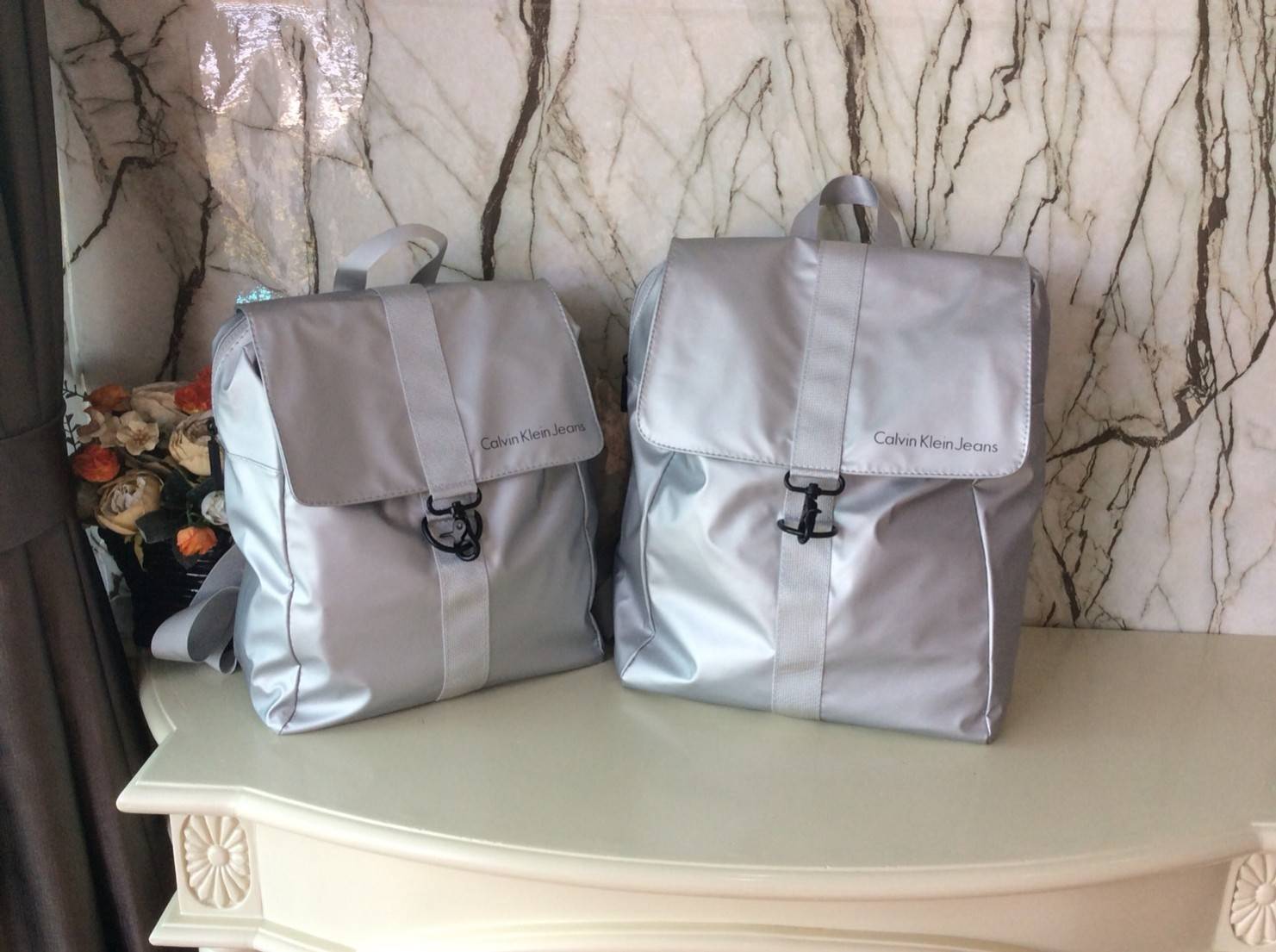 CALVIN KLEIN JEANS NYLON BACKPACK กระเป๋าสะพายเป้มี 2 size ให้เลือกตามการใช้งาน วัสดุ Nylon + Polyester 100% น้ำหนักเบา กันน้ำปานกลาง ด้านหน้าสกรีนโลโก้ Calvin Klein Jeans เปิดปิด 2 ชั้น ด้วยตัวล็อค เเละซิปเดียวด้าน ภายในกว้าง ใส่ A4, iPad หรือเสื้อผ้าได้