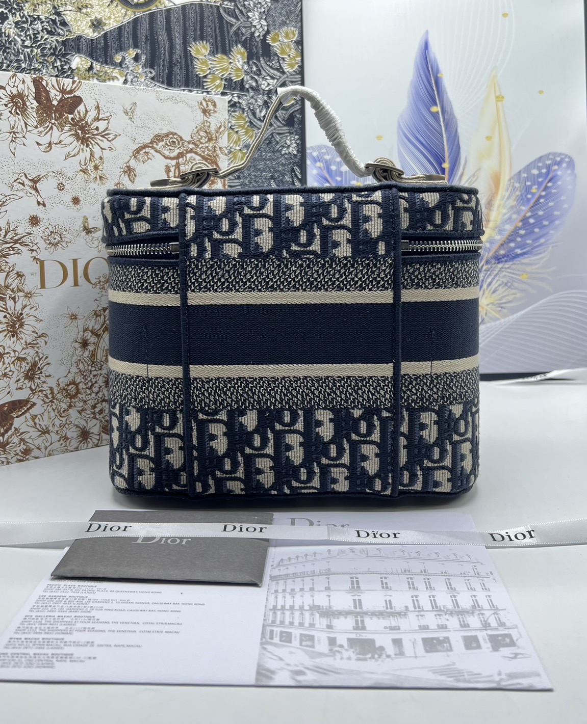 22cm Medium DiorTravel Vanity Case กระเป๋าใส่เครื่องสำอางใบกลาง จุของได้เยอะ มาพร้อมกับลวดลาย Oblique ปักอย่างประณีตและประดับด้วยสัญลักษณ์ Christian Dior Paris มาพร้อมสายสะพายและหูจับในตัว