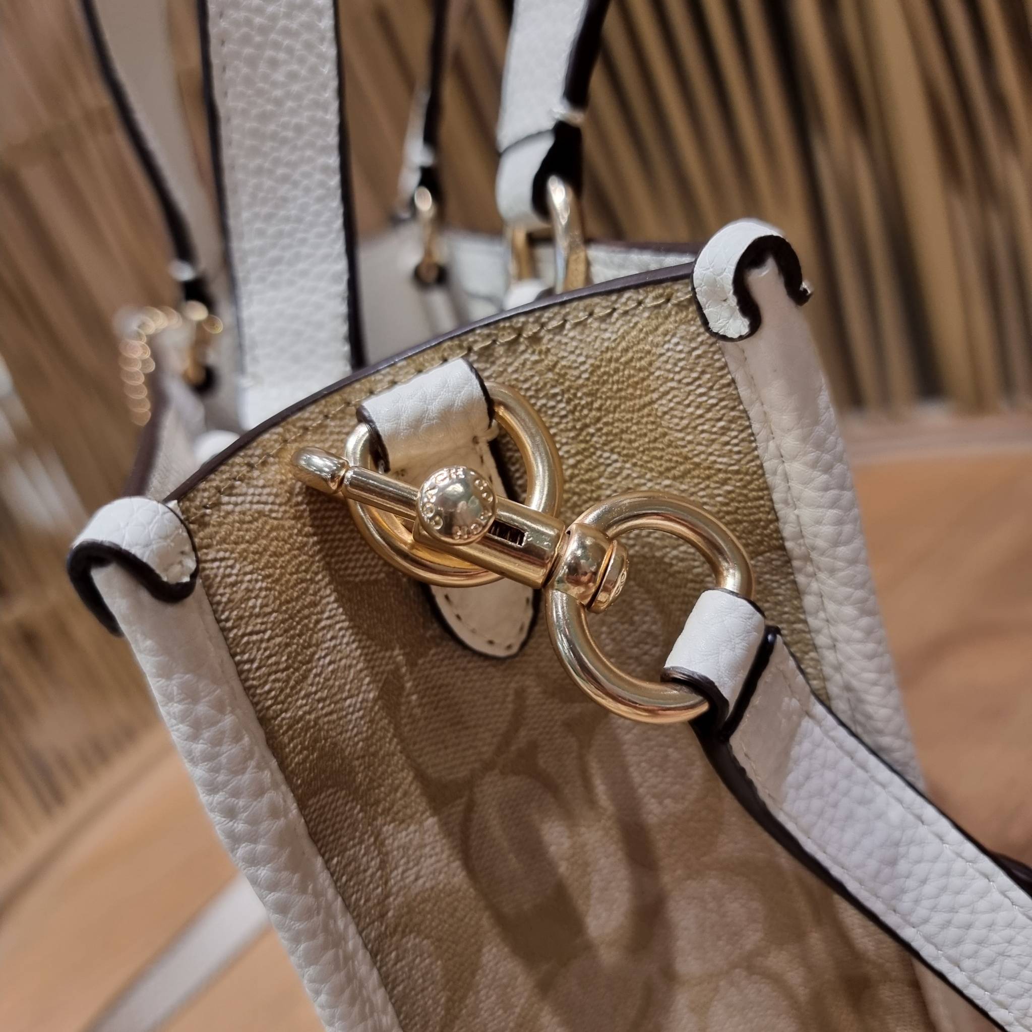 OUTLET 】COACH C5122 DEMPSEY TOTE 22 IN SIGNATURE CANVAS แรงดี กระหน่ำยอดสั่งซื้อมากจ้าแม่!! กระเป๋าทรงโท้ท 22 ที่ขนาดน่ารักน่าใช้มากๆ สาวๆถูกอกถูกใจกันนับไม่ถ้วน!! ฟังก์ชั่นการใช้งานสะดวกที่สุด มีทั้งสายคล้องในตัว และสายครอสบอดี้ ดีไซน์คลาสสิคเรียบหรู วัส