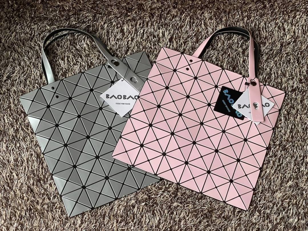 Baobao Issey Miyake 6x6 กระเป๋า Tote รุ่นนี้ถือว่าเป็นกระเป๋า Tote ไซส์กลางที่เหมาะกับการพกพาสิ่งของที่จำเป็นในทุก ๆ วัน มาพร้อมสายที่สามารถปรับได้ทั้งสองสาย และมีช่องใส่ของช่องเล็กด้านใน 1 ช่อง จุของได้เยอะแถมยังทนทาน ใช้เป็น Everyday Bag ได้เลยคะ พกพาสะ