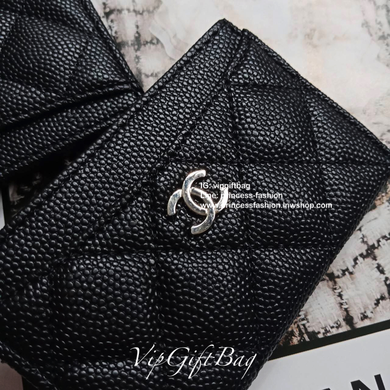 Chanel Cavier Card Holder in Black(GWP) 💳 จากพรีเมี่ยมกิ้ฟแบรนด์หรูอย่าง chanel ดีไซน์สวยเก๋ **หนังคาเวียร์เงาแน่น ประดับ Logo brand อะไหล่เงิน **ขนาดกำลังน่ารัก ใส่บัตรได้ถึง 4 ใบ พกพาสะดวก จะซื้อไว้ใส่บัตรใบหรู หรือซื้อให้เป็นของขวัญ ก็ควรค่าที่