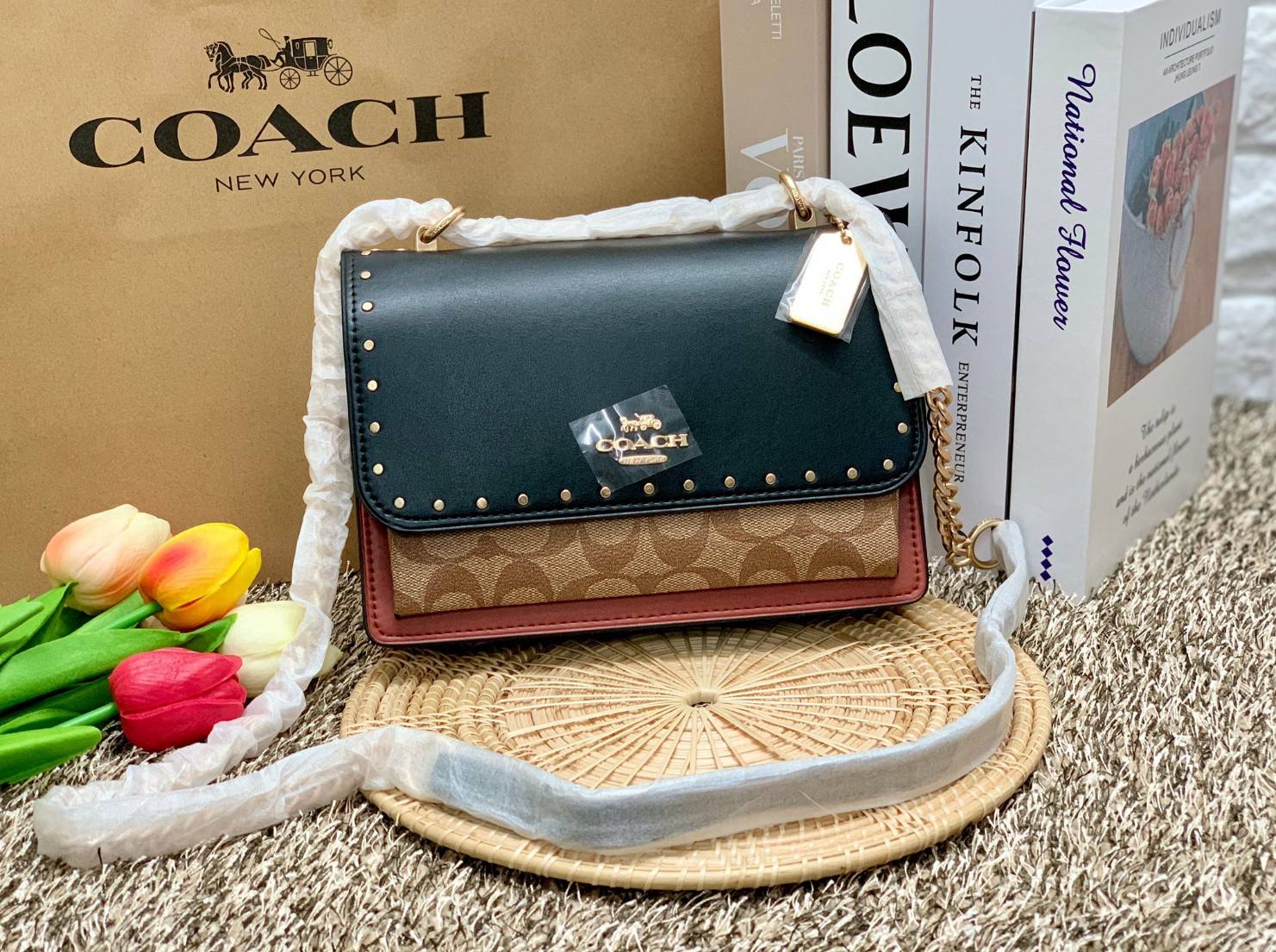 พร้อมส่งถึง8สี ห้ามพลาดค่ะ! COACH KLARE CROSSBODY BAG ((91019//91174//90400//1424//90635)) พร้อมส่งที่ไทย กระเป๋าสะพายครอสบอดี้ร์หรือสามารถทบเป็นสายคู่คล้องไหล่ได้ด้วยค่ะ หนังแท้ แต่ละสีทำลายหนังได้สวยงามแตกต่างกันออกไปนะคะ ✔️ห้อยด้วยป้ายแบรนด์แบบโ