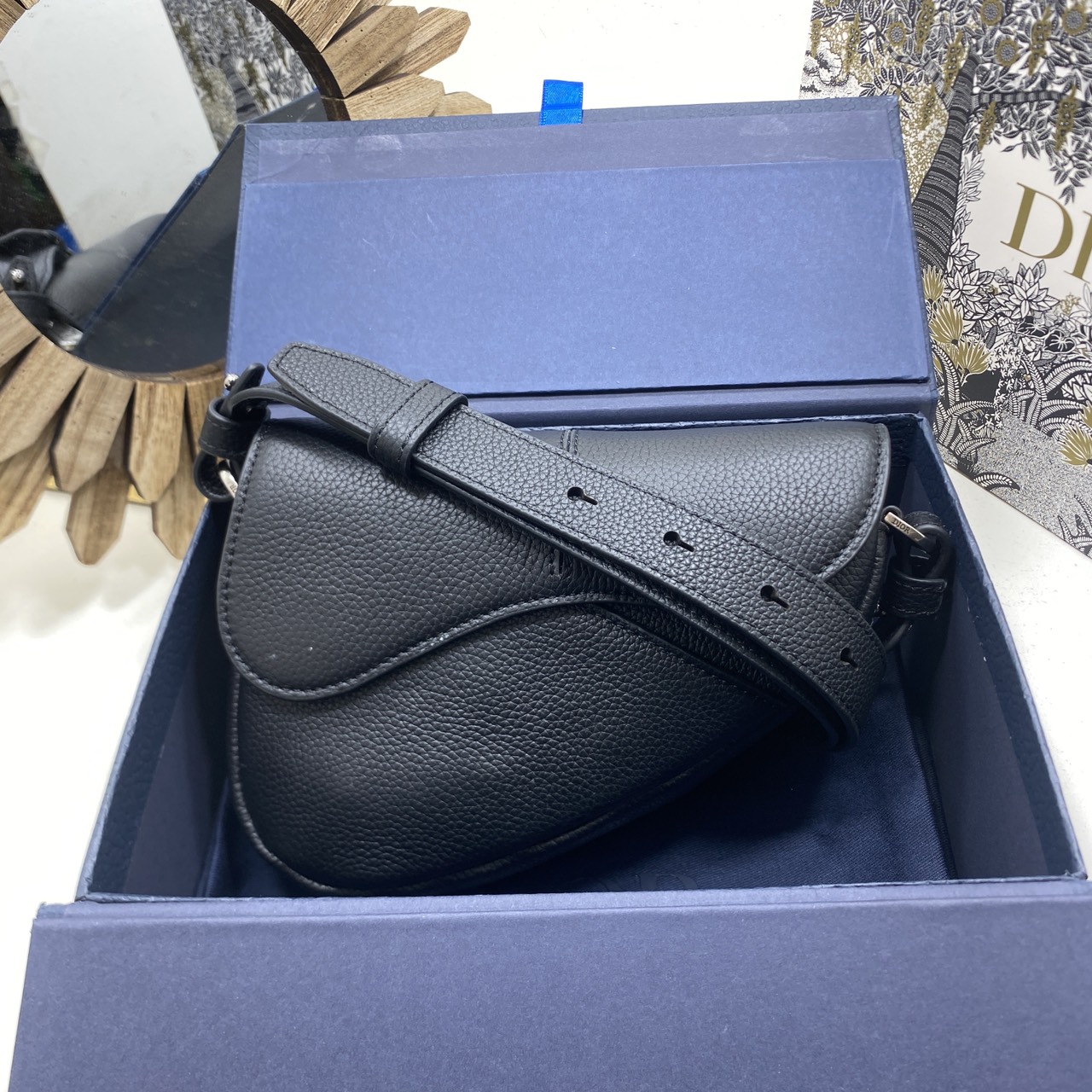 ORI หนังแท้ | DIOR Mini Saddle Bag Icons Leather black กระเป๋าสะพาย คาดอก เปิดตัวครั้งแรกในงานแฟชั่นโชว์ Summer 2025 ดีไซน์สุดไอคอนิกมาตีความใหม่ด้วยรูปทรงที่ทันสมัย