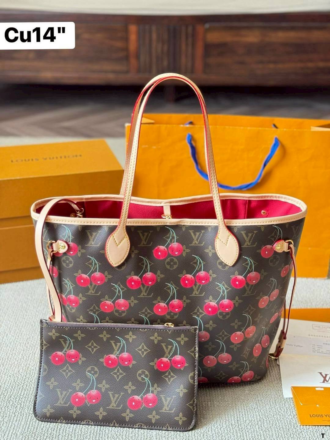 LV x TM Neverfull MM Bag Monogram cherry canvas กระเป๋าสะพายทรงโท้ท ปรับลุคให้มีชีวิตชีวาตกแต่งดีเทลลายเชอร์รี่สีสันสดใส เสริมลุคเรียบหรูเหนือกาลเวลาสมบูรณ์แบบ