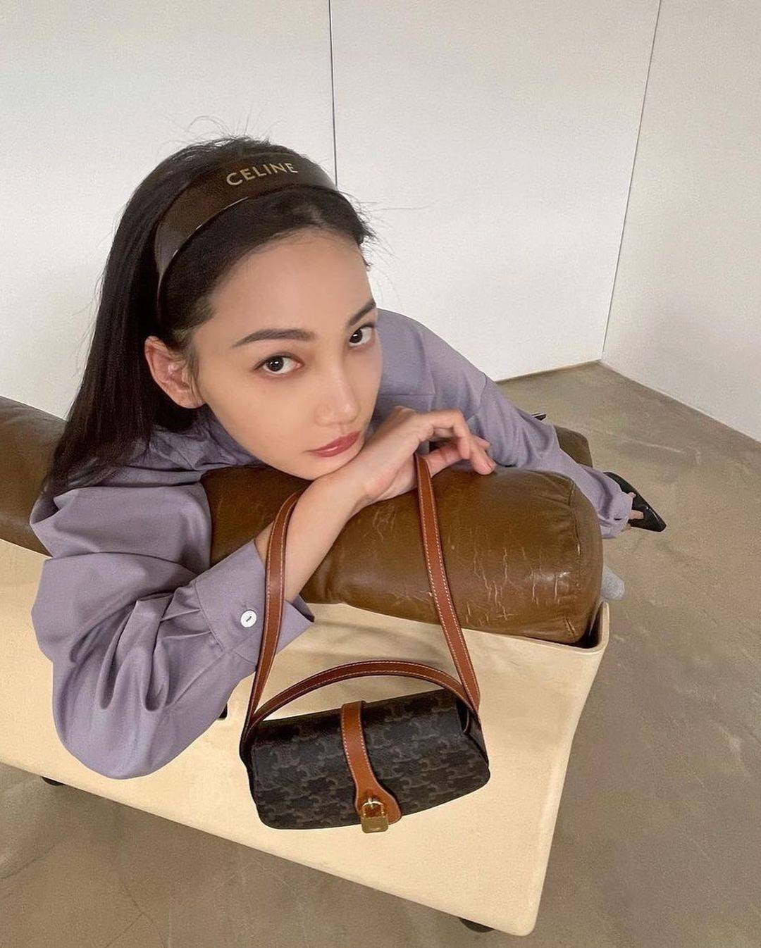 CELINE MINI CROSSBODY BAG VIP GIFT WITH PURCHASE (GWP) กระเป๋าพรีเมี่ยมกิ๊ฟ Limited Edition จาก CELINE PARFUME DUTYFREE COUNTER วัสดุ TRIOMPHE CANVAS ดีไซน์สุดคลาสสิคเปิดปิดด้วยฝาปิดแม่เหล็ก ด้านหน้าตกแต่งด้วยแม่กุญเเจแบรนด์สามารถใช้งานจริงได้ ภายในโล่งมี