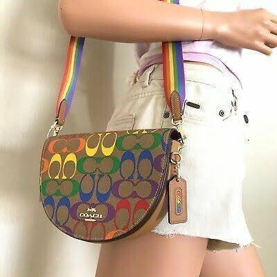 COACH ELLEN CROSSBODY IN RAINBOW SIGNATURE CANVAS (COACH C4098) ให้สายรุ้ง มัดใจได้มั้ยเนี้ย🌺คอลเลคชั่นที่ไม่ต้องพูดเยอะ//กระเป๋ารูปทรงน่ารัก ที่ใครได้เห็นเป็นต้องอดใจไม่ไหว // วัสดุหนังแคนวาสผสมหนังแท้ กระแทกความสดใสขึ้นไปอีกขั้น ด้วยลาย