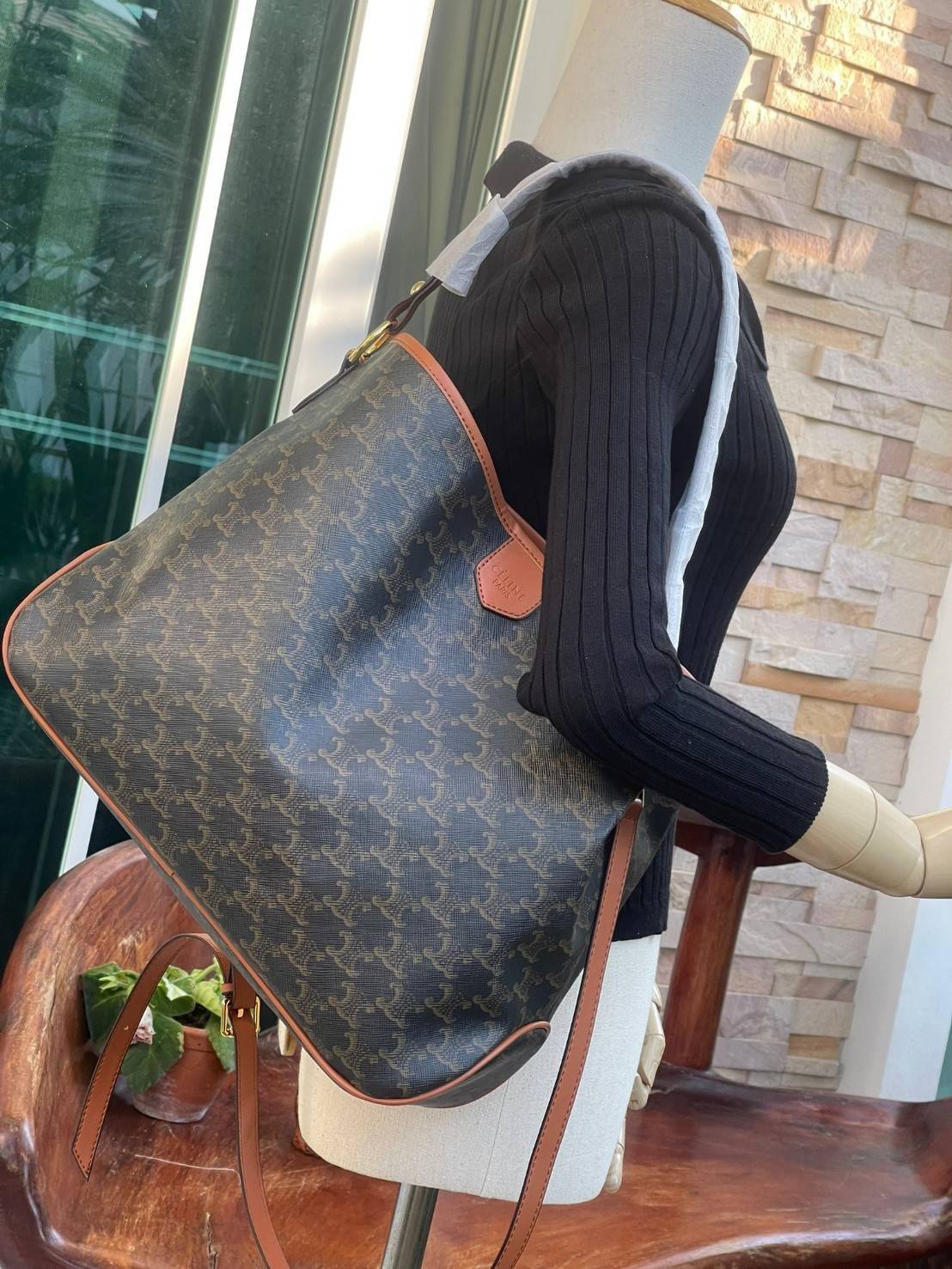 Celine Triomphe Large Shoulder Bag กระเป๋าสะพายรุ่นนี้ก็เป็นอีกหนึ่งใบที่คุ้มค่าคุ้มราคามากสำหรับสาวๆที่ชอบพกพาสิ่งของเยอะ เพราะมีฐานที่ขนาดกว้างเลยทีเดียว ด้วยดีไซน์กึ่งทางการ กึ่งลำลอง จึงใช้งานได้หลายโอกาส ลายtriompheที่โดดเด่นเป็นเอกลักษณ์ หรูหราดูแพง