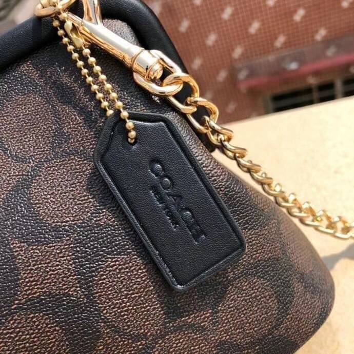 NORA KISSLOCK CROSSBODY (COACH C1451) ครอสบอดี้รุ่นนี้ น่ารักมากค่ะ ขนาดกำลังน่ารักเลยค่ะ ลูกคุณมากๆ ไม่เล็กและไม่ใหญ่มากเกินไป รุ่นนี้สามารถถอดสายสะพายได้ค่ะ ใส่ไอโพนตระกูลพลัสได้ ใส่กระเป๋าสตางค์ใบเล็กได้สบายๆเลยค่ะ