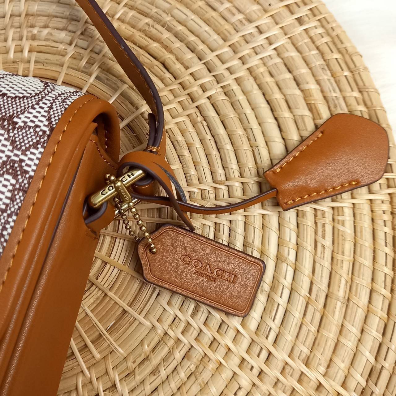 COACH STUDIO SHOULDER BAG IN SIGNATURE JACQUARD WITH PENGUIN MOTIF (C7935) กระเป๋าสะพาย ดีไซน์เฉียบ! สุดคลาสสิค ที่เป็นเอกลักษณ์เฉพาะตัว//วัสดุ JACQUARD พิมพ์ลาย SIGNATURE ผสมหนังแท้ รูปทรงสวย ดีเทลเรียบหรู เพิ่มดีไซน์โดดเด่น ด้วยการปักเย็บ รูปเพนกวินสุดน