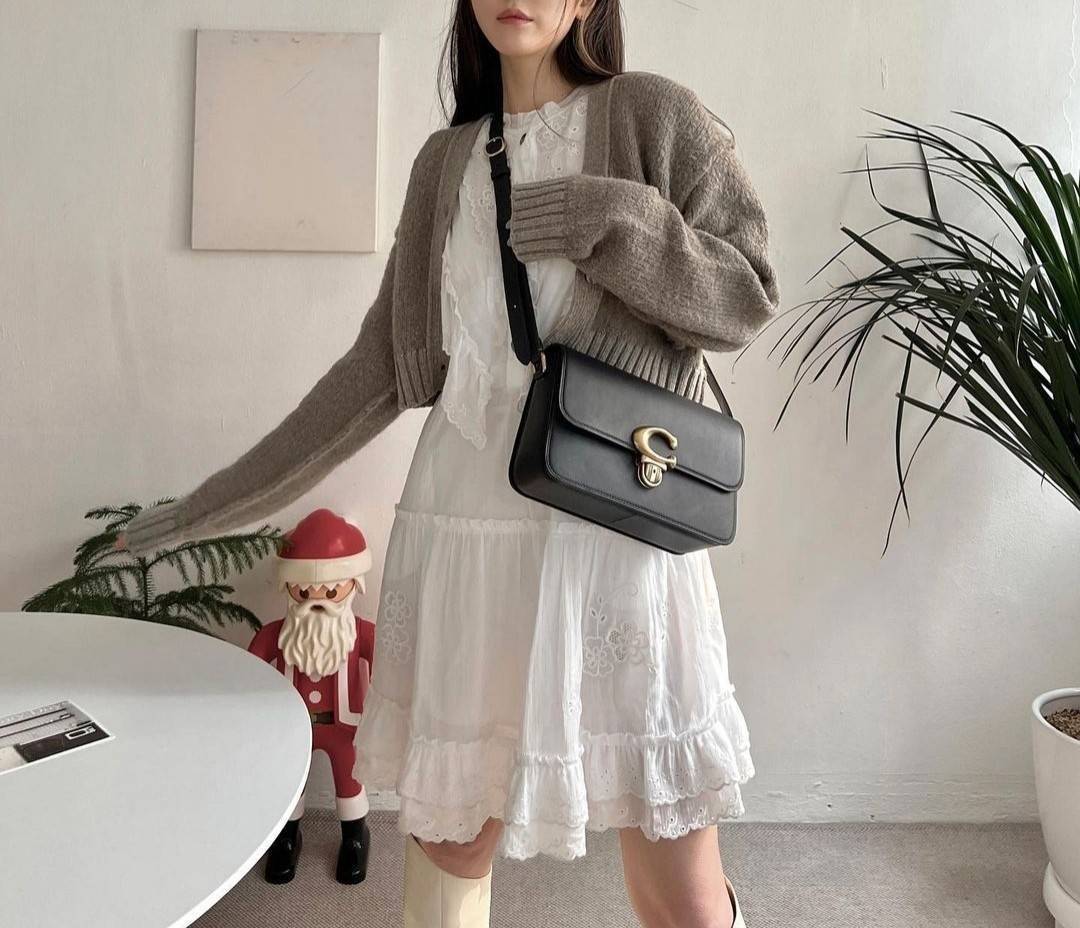 COACH STUDIO GLOVETANNED LEATHER SHOULDER BAG (C6641)🌺ห้ามพลาดเด็ดขาด!! สวยละมุน เรียบหรู ดูแพงสุดๆ!! //กระเป๋าถือ กระเป๋าสะพาย ดีไซน์เนี้ยบ! เฉียบมาก!// วัสดุหนังแท้ หนังเรียบเต็มใบ อยู่ทรง สวยมากๆ ดีเทลเรียบหรู ผู้ดีสุดๆ!// ด้านหน้าเปิด-ปิดด้วยต