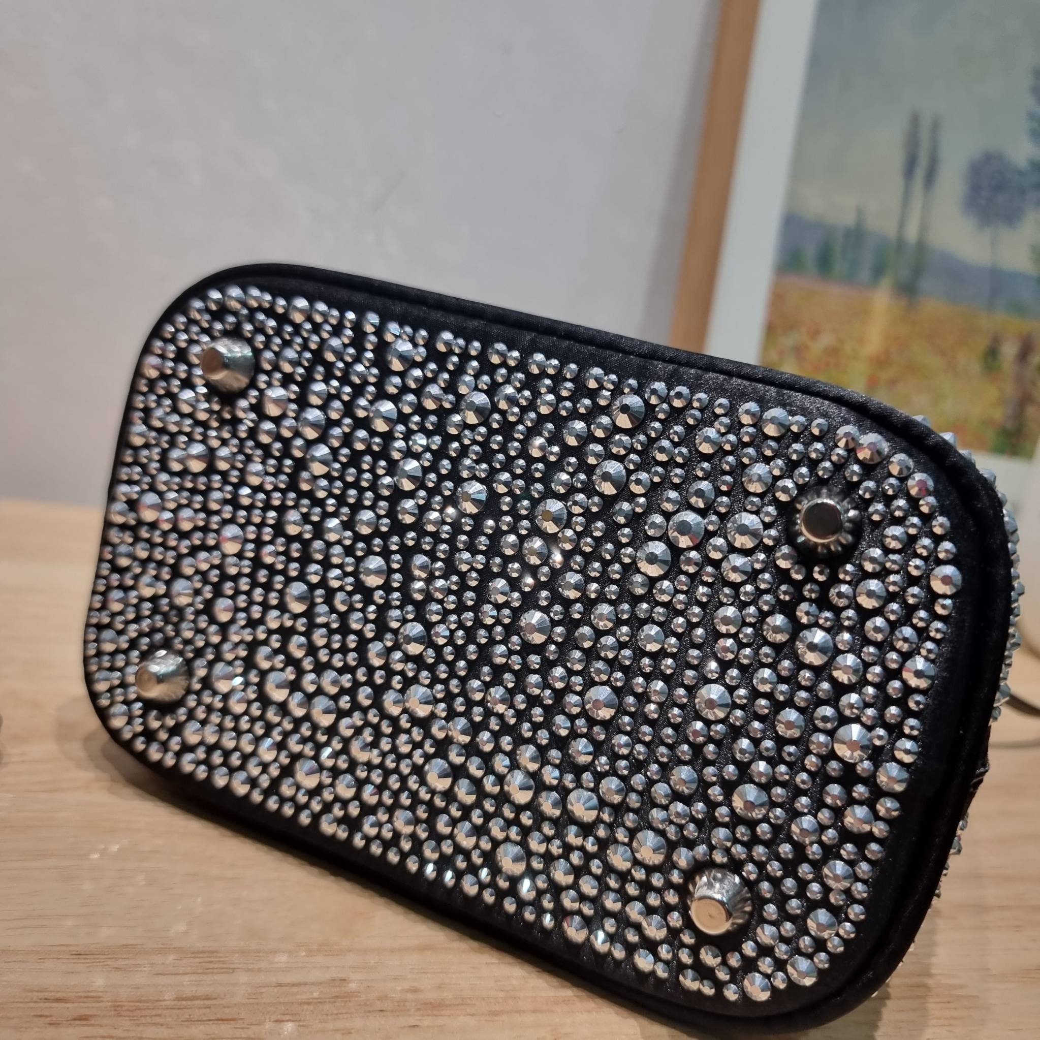 PRADA SMALL PANIER CRYSTAL EMBELLISHED TOTE BAG กระเป๋าสะพายทรงโท้ท ไซส์กำลังสวย หรูหรา โดดเด่น ถือออกงานก็ดูระยิบระยับเล่นแสง ทำให้ดูดีมีราคา มีสายคล้องในตัวและสายสะพายข้าง