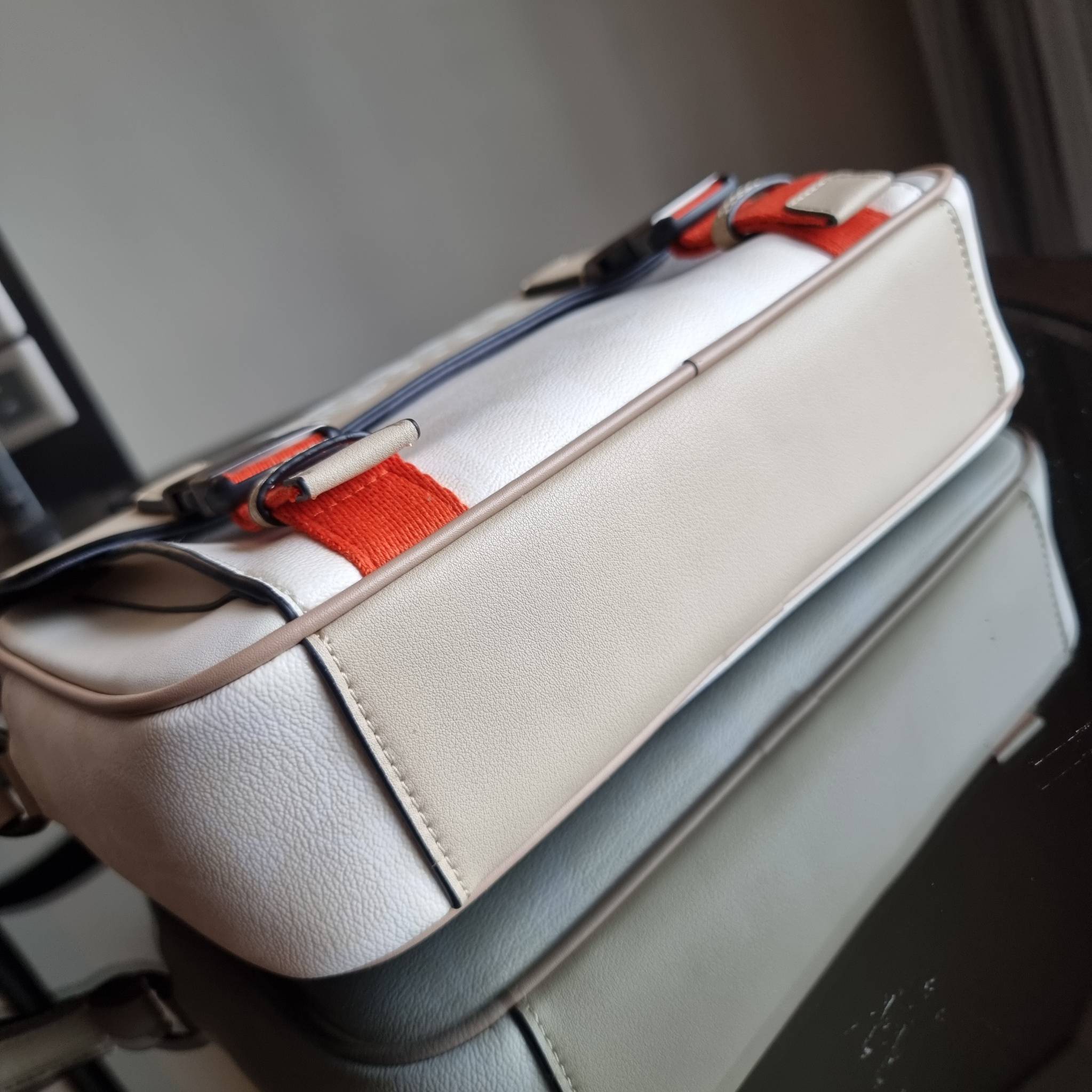 COACH TRACK CROSSBODY IN COLORBLOCK WITH COACH PATCH C6657 C8128 หล่อบอกต่ออีกหนึ่ง กระเป๋าสะพายทรงแมสเซ็นเจอร์ รุ่นเอาใจหนุ่มๆ ที่สาวๆก็อยากใช้!! ด้วยดีไซน์สีคัลเลอร์บล็อคที่โดดเด่น ทำให้ดูน่าใช้งาน วัสดุหนังแท้ สวยคมซ่อนหรู ฝากระเป๋ามีตัวล็อคแน่นหนา เปิ