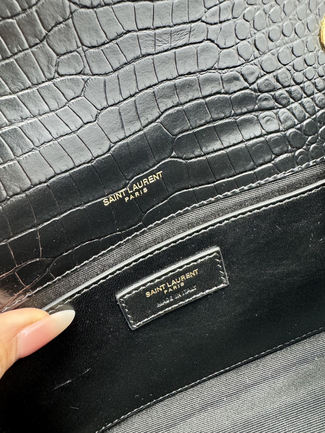 ORI หนังแท้ | 24cm Ysl Kate Croc Tassel Bag / YSL Woc Bag กระเป๋าสะพายทรง woc เรียบหรูดูแพงที่แท้จริง งานหนังลายจรเข้เต็มใบโดดเด่นด้วยโลโก้แบรนด์สุดหรู พร้อมพู่ห้อย รุ่นฮิตลอดกาลดูดีมีระดับ