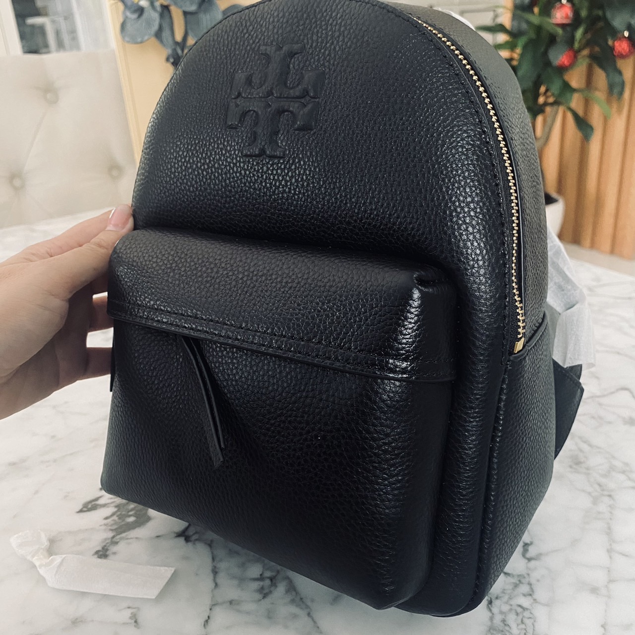 ory Burch Thea Mini Backpack คอลเลคชั่นใหม่ กระเป๋าเป้ไซส์มินิน่ารัก งานหนังเต็มใบสีดำสุดคลาสสิก ไอเท็มเด็ดที่ใครๆก็ต่างรอคอย!! ภายในเป็นช่องโล่ง ใส่ของสำคัญได้สบายๆ สายสะพายสามารถปรับได้ ใบนี้คุ้มค่าราคามากๆ