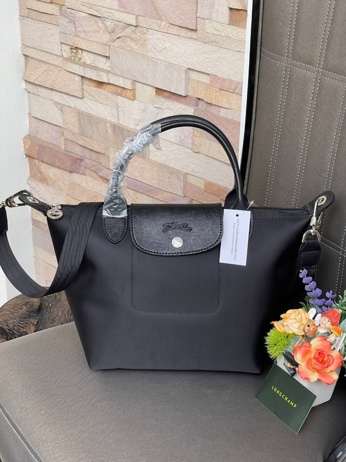 Longchamp Le Pliage Neo Size S มาพบกับกระเป๋ารุ่นยอดนิยม ที่สาวๆ ต้องมีไว้เก็บไว้สักใบ กระเป๋าโท้ทใบนี้ มาพร้อมกับสีที่มีสไตล์เรียบง่าย มีสายสะพายยาวช่วยให้คุณสามารถสะพายไหล่ได้อย่างสบาย ในขณะที่ที่ปิดแบบซิปช่วยให้คุณมั่นใจได้ว่าของด้านในมีความปลอดภัย Le 