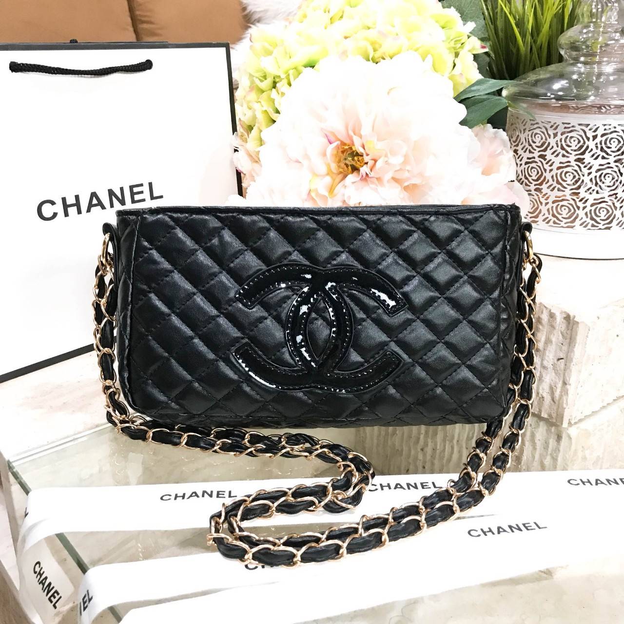 NEW ARRIVAL! Chanel Clutch Bag With Chain VIP Gift With Purchase (GWP) กระเป๋าสะพายพรีเมี่ยมกิ้ฟของแท้จาก Chanel Perfume Counter รุ่น Limited Edition วัสดุหนังลายตารางทรงเหลี่ยมเปิดปิดด้วยซิปแบรนด์อะไหล่ทอง ขนาดกำลังดี น้ำหนักเบา ภายในโล่ง ซับในลายเเบรนด์