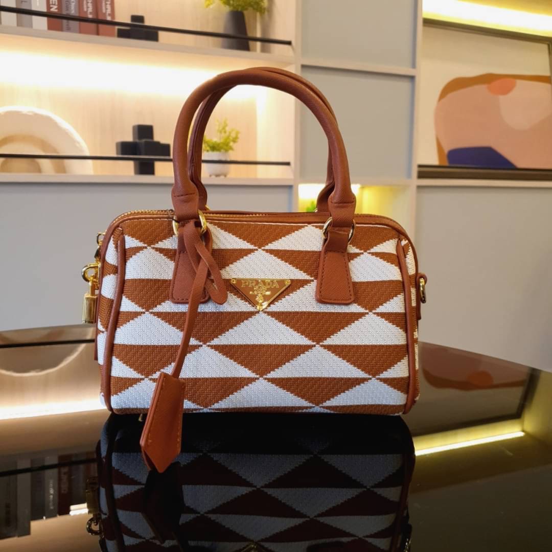 Prada Symbole Embroidered Fabric Top-handle Bag พร้อมส่งรุ่นใหม่ มาแรง จากแบรนด์ Prada กับทรง หมอนอยู่ทรงสวย สาวๆห้าม