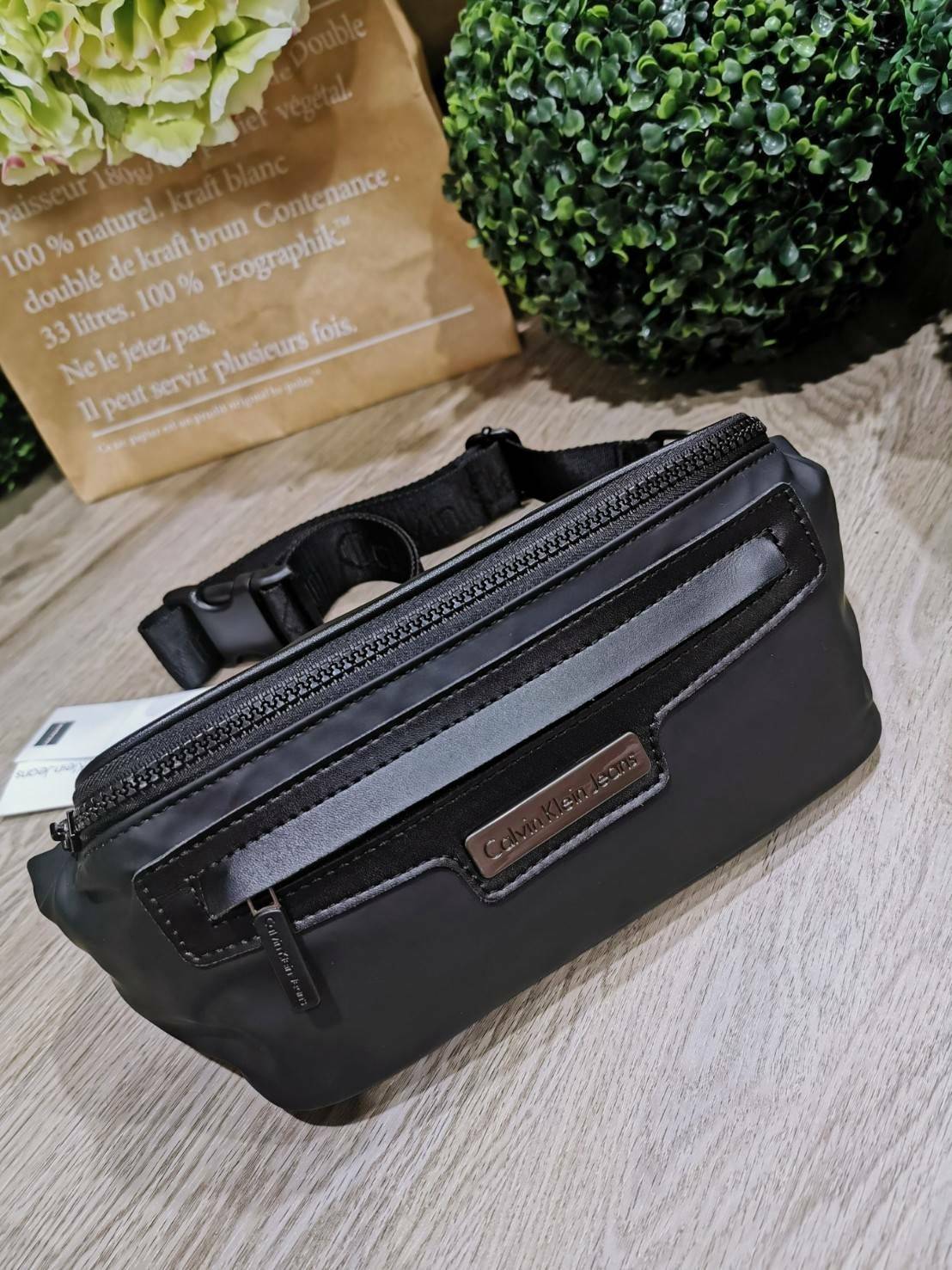 CALVIN KLEIN" JEANS NYLON WAIST BAG กระเป๋าสะพายคาดเอวหรือคาดอกอกรุ่นใหม่ล่าสุดดีไซน์สุดฮิต Limited Edition จาก Calvin Klein Factory วัสดุ Nylon+Polyester 100% คุณภาพดีดูเเลรักษาง่าย กันน้ำ เปิดปิดด้วยซิปสะดวกใช้ หัวซิปแบรนด์ด้านหน้ามีโลโก้และช่องซิป