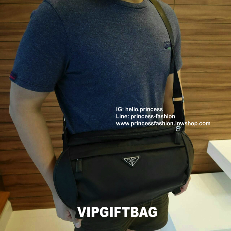 PRADA VIP GIFT NYLON CROSSBODY BAG สำหรับท่านผู้ชาย กับกระเป๋าสะพายข้าง ทรงสวย ใบใหญ่ วัสดุผ้า nylon คุณภาพดี กันน้ำ100% มาพร้อมป้ายโลโก้แบรนด์โลหะ ตอบโจทย์ทุกไลฟ์สไตล์ ตัวกระเป๋าอะไหล่เงินมีช่องซิปด้านนอก2ช่อง ด้านในมีช่องซิป และช่องใส่ของหลายช่องใส่ของไ