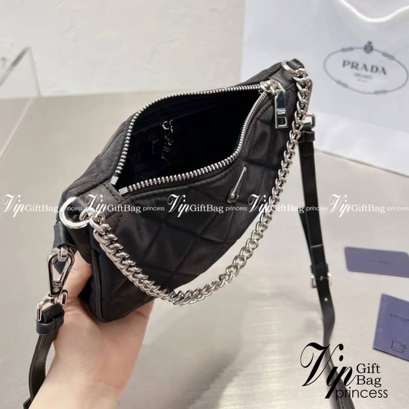 PRADA Tessuto Nylon Quilted Convertible Top Handle Sling Bag / PRADA Nylon Shoulder Bag กระเป๋าสะพายรุ่น Every Day Look ได้เลยค่ะ รุ่นแนะนำ วัสดุเป็น Nylon เนื้อดี บุเดินเส้นลายตารางดีไซน์ยอดนิยม ขนาดกำลังดี น้ำหนักเบา ด้านหน้าประดับโลโก้แบรนด์อะไหล่เงินส