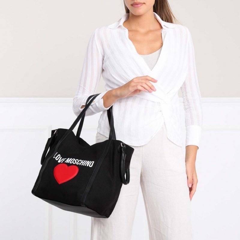Love Moschino Borsa Donna MOD.JC4333PP07KV VAR.Unica กระเป๋าทรง Tote เป็นกระเป๋าที่สาวๆ ทำงานนิยมมากที่สุด เพราะมีขนาดใหญ่พอเหมาะใส่เอกสารขนาด A4 ใส่ของใช้ของจำเป็นได้ครบสำหรับการใช้งานนอกบ้านใน 1 วัน ถ้าต้องออกไปธุระต่อตอนค่ำก็ยังไม่ใหญ่เทอะทะเกินไป