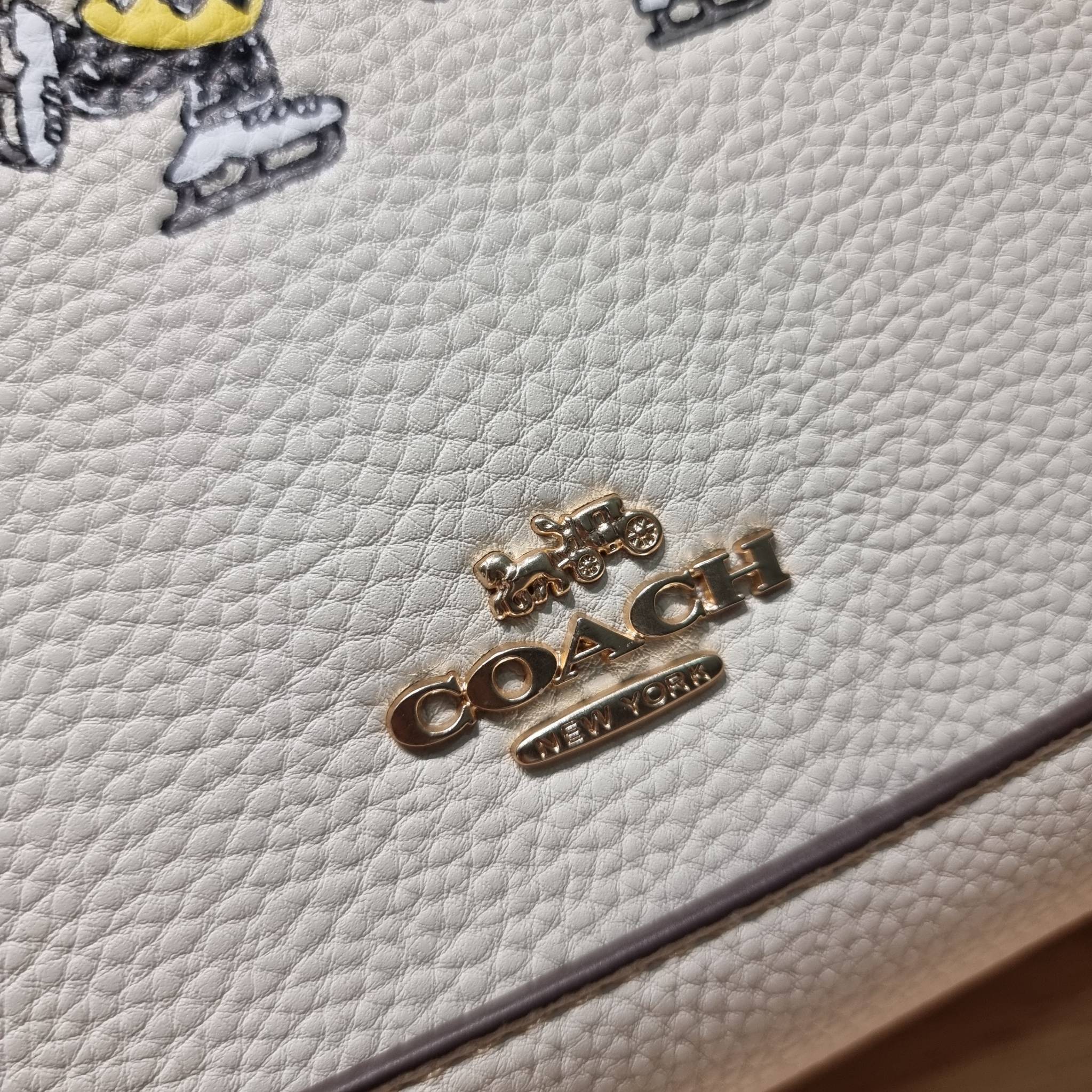Coach X Peanuts Dempsey Tote 22 With Snoopy And Friends Motif CE850 คอลเลคชั่นใหม่ น้องน่ารักเกินต้านไปมาก!! กับกระเป๋าทรงโท้ท ไซส์กำลังสวย ดีไซน์ ลายการ์ตูนยอดฮิต ที่ใครๆก็ต้องรู้จัก พิมพ์คมชัดลงบนหนัง pepble ผิวสัมน่าใช้ ปากกระเป๋ามีกระดุมแม่เหล็กปิดกัน