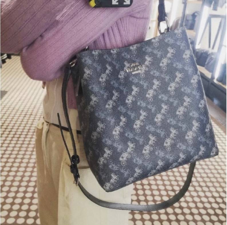 COACH TOWN BUCKET BAG WITH HORSE AND CARRIAGE PRINT ((2081-236)) 🔺กลับมาแล้ว ตามคำเรียกร้องค่ะ! กระเป๋าคล้องไหล่//สะพายข้างได้ วัสดุ pvc อย่างดี หนังนิ่มป่องพองตัวสวยงาม ลายรถม้าทั้งใบค่ะ ภายในกระเป๋าแบ่งเป็น2ช่องหลัก เปิดปิดแบบกระดุมแม่เหล็ก ภายใ