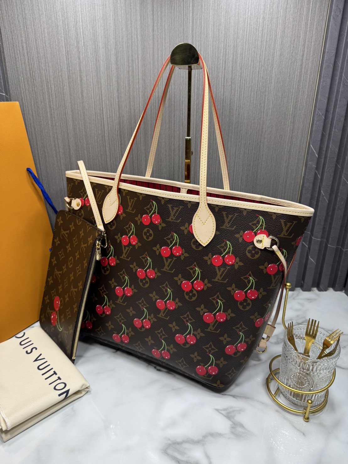 TOP ORI หนังแท้ | LV x TM - Neverfull MM Bag Monogram cherry canvas กระเป๋าสะพายทรงโท้ทเอกลักษณ์ที่หรูหรา Monogram แคนวาสคลาสสิกตกแต่งดีเทลลายเชอร์รี่สีสันสดใส ปรับลุคให้มีชีวิตชีวาอีกครั้งด้วยธีมแสนสนุก
