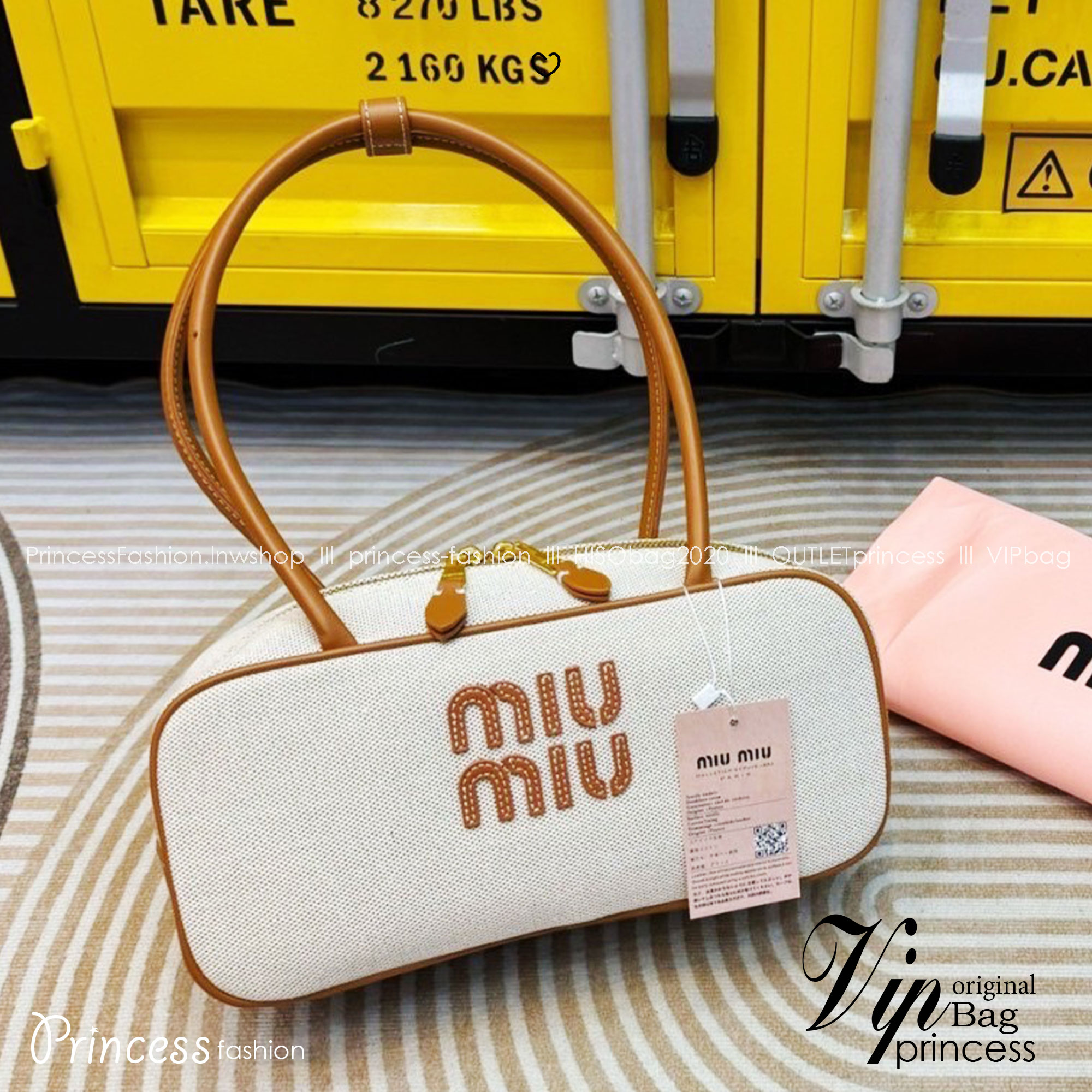 MIU MIU Beau leather bag Small Size กระเป๋าถือ/สะพายสุดชิค รุ่นใหม่หูยาว ถือก็ได้สะพายไหล่ก็เก๋ คูลสุดๆ ดีไซน์เรียบแต่มากมีอยู่จริง สวยดูแพง แมทชุดได้ง่ายสุด มินิมอลมินิใจ หูจับในตัวง่ายและสะดวกพกพา