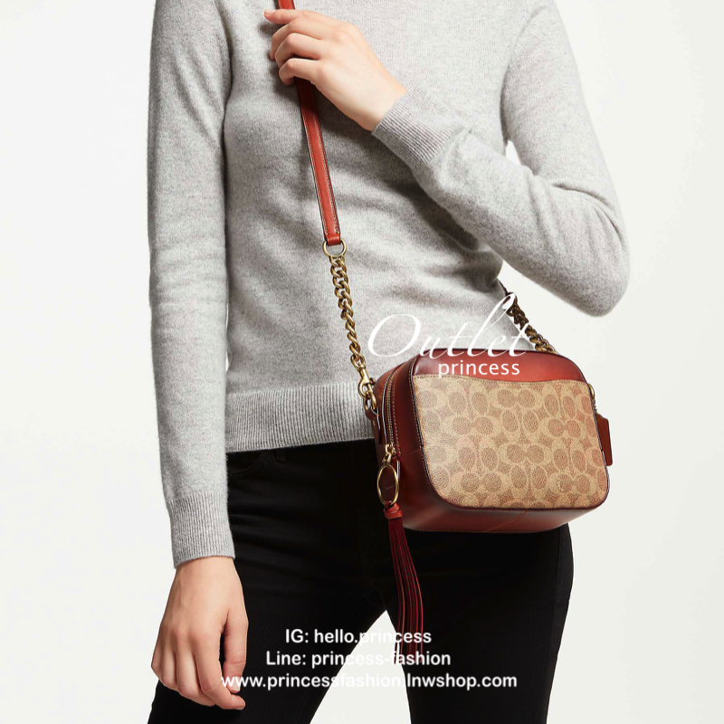 COACH CROSSBODY BOX BAG กระเป๋าสะพายข้าง crossbody วัสดุหนัง pvc. หนังนิ่ม คุณภาพดี ลาย signature brand ตัดขอบหนัง ด้านหน้า/ หลังมีช่องเเล็ก เปิดปิดกระเป๋าแบบซิป ภายในกว้าง ใส่ wallet ขนาดกลาง มือถือได้ทุกรุ่น และของใช้จุกจิกได้ พร้อมสายสะพายแบบโซ่ต่อหนัง