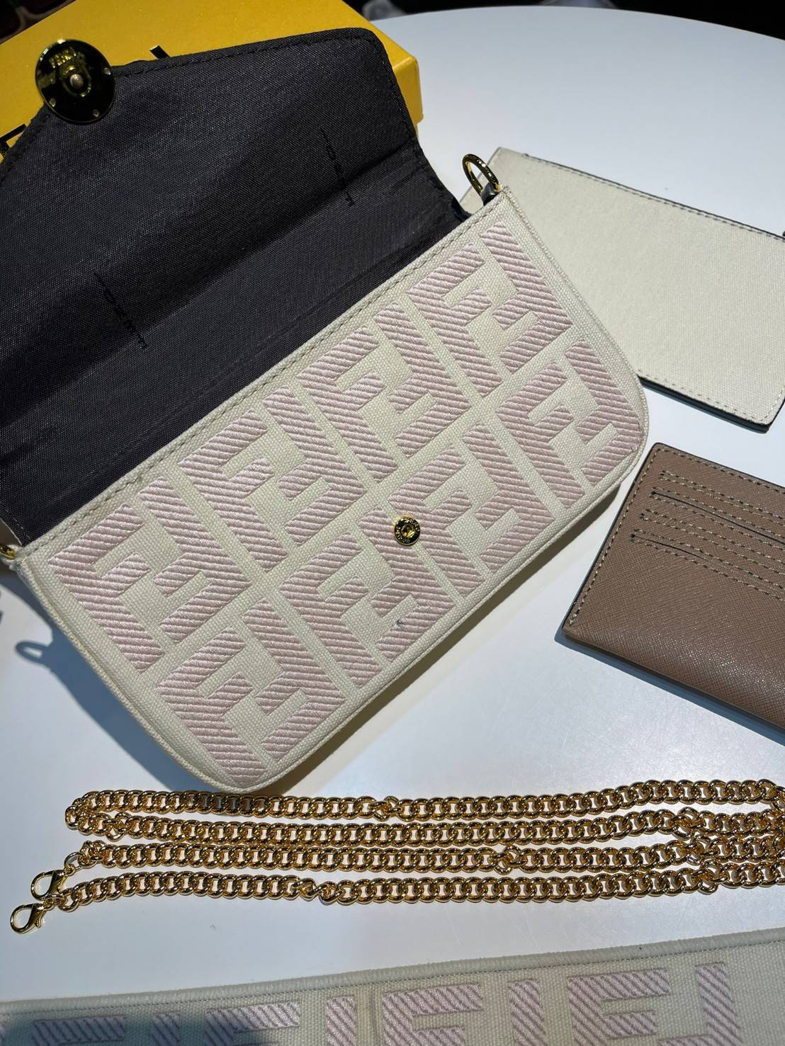 หนังแท้ Fendi Wallet On Chain With Pouches leather mini-bag กระเป๋าสะพายข้างทรงเหลี่ยมตกแต่งด้วยโลโก้ Fendi กระดุมแป๊ก มาพร้อมกระเป๋าด้านในแบบถอดได้ถึง 2ใบ สุดคุ้ม พร้อมสายโซ่และสายสปอร์ตถอดออกได้ ไอเท็มนี้ไม่ควรพลาดเลยค่าา