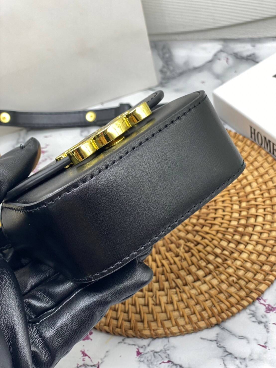 หนังแท้ CELINE MINI TRIOMPHE IN TRIOMPHE CANVAS AND CALFSKIN ใบเล็กน่ารัก งานหนังแท้ทั้งใบ กระเป๋ามินิทรงชิค ดีไซน์รูปกล่องสุดแสนมินิมอล สามารถสะพายแบบ Crossbody และยังเป็น Belt Bagได้อีกด้วย แบบไม่มีตกยุค ด้านหน้าโดดเด่นด้วยโลโก้สีทอง เป็นอีกหนึ่งตัวเลือ