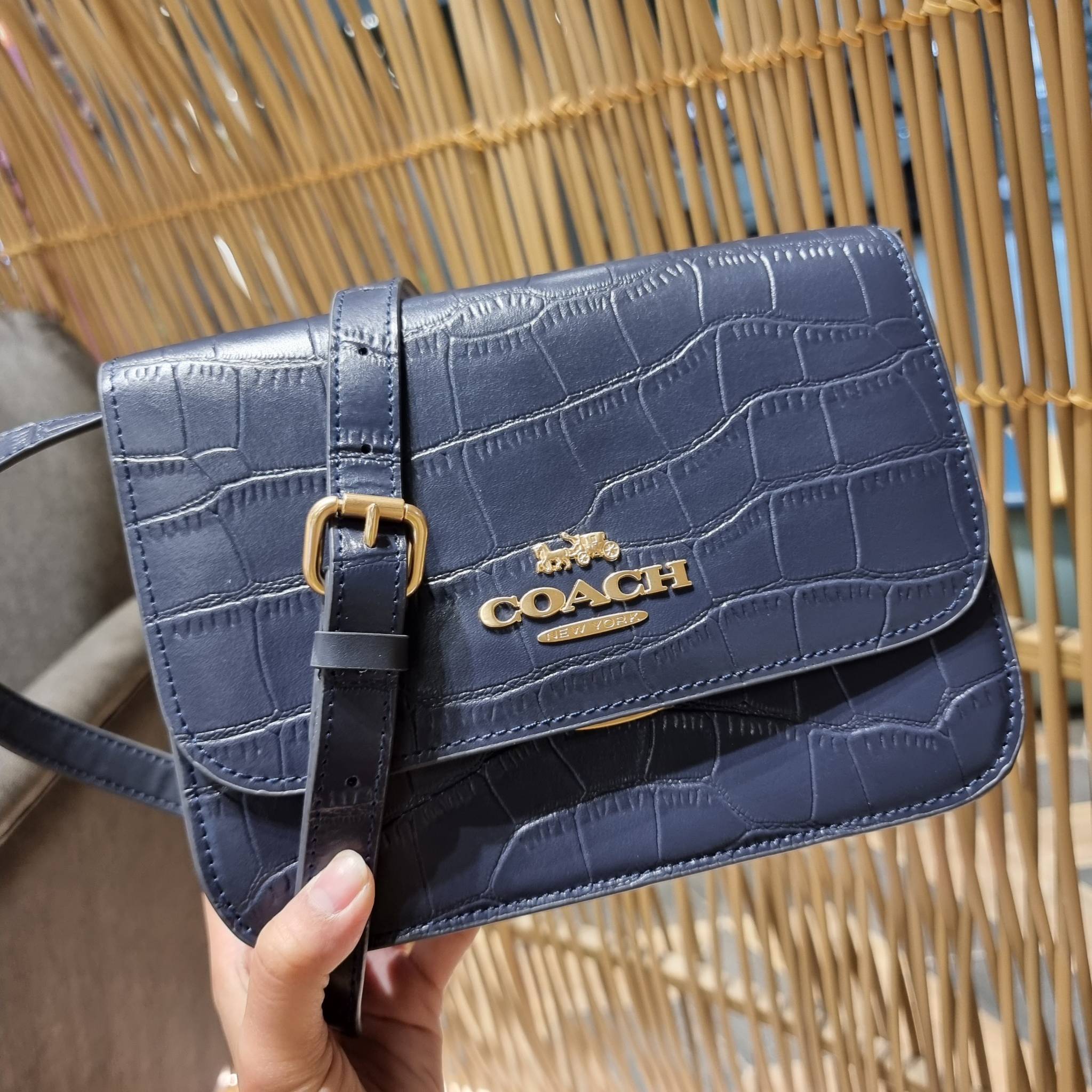 COACH C5631 BRYNN FLAP CROSSBODY แซ่บที่สุด ใหม่ที่สุด!! คอลเลคชั่นใหม่!! มองยังไงก็หลงรักละสายตาไม่ไหว กระเป๋าสะพายข้างลุคไฮน์ ที่ดีไซน์ออกมาได้ปัง และดูแพงมากๆ ด้วยดีเทลคลาสสิค รูปทรงใช้งานง่าย เรียบๆแต่มีดีเทล วัสดุหนังลายจระเข้ สวยม้าก!!! เปิด-ปิดด้วย