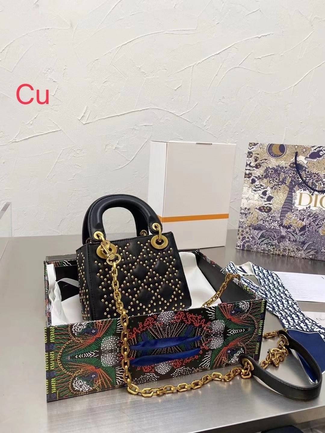 DIOR CD MINI LADY STUDDED BAG / DIOR LADY STUDDED BLACK LEATHER กระเป๋าสะพายข้างตกแต่งหมุดเต็มใบ ไม่มีคือพลาด หรูจริงอะไรจัง ทรงกล่องคลาสสิค มีหูจับในตัวและสายครอสบอดี้สุดเลิศ แต่งเติมดีเทลอัพราคาไปอีก