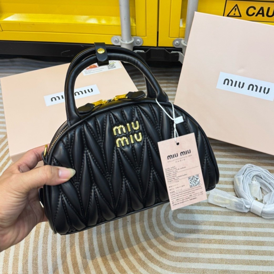 MIU MIU Dumplings leather bag กระเป๋าถือ/สะพายสุดชิค ดีไซน์เพิ่มดีเทล ด้วยการเดินด้ายเป็นเอกลักษณ์ สวยดูแพง ดีไซน์เรียบแต่มากมีอยู่จริง สวยดูแพง แมทชุดได้ง่ายสุด มินิมอลมินิใจ หูจับในตัวง่ายและสะดวกพกพา